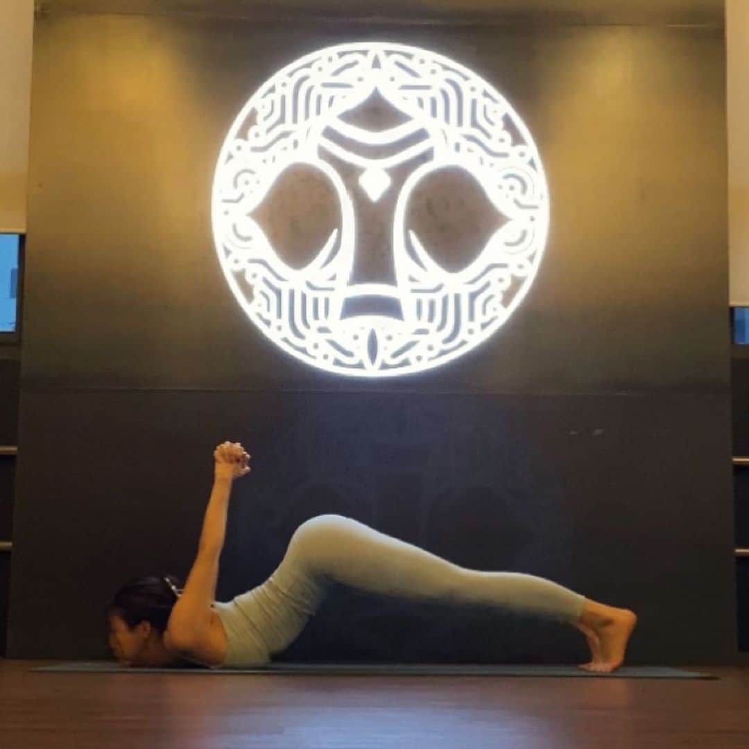 ピパ のインスタグラム：「🧘🏻‍♀️오늘의 기록 #간다베룬다아사나 요가를 하다보면 정말 말도 안되는 동작을 만나곤 하는데, 그 동작을 해내고나면 기껏 그 동작은 더 말도 안되는 동작을 위한 준비단계임일때가 대부분이다. 저게 과연 될까 싶은 마음이 99%이지만 계속 매트위에 서는 이유는 어제보단 아주조금 나아진 오늘 얻은 1%의 희망때문이다.........🥲  #요가하세요 #행복해집니다」