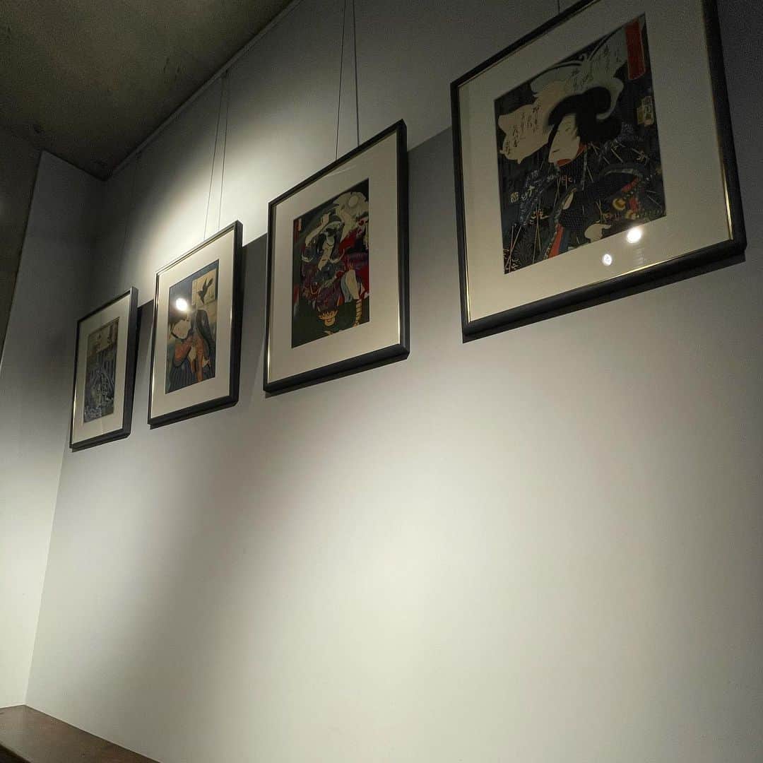 小林拓一郎さんのインスタグラム写真 - (小林拓一郎Instagram)「準備が整いました。  ずっとやりたかった、、  『鬼滅っぽいよね展』  鬼滅っぽい浮世絵を集めてみました。  どれがどうとはあえて言いませんが、どうぞその辺も想像しながら楽しんでみてください！  期間未定ですが、しばらく @pharmacycoffeelab  に飾っておくので、どうぞお気軽にお立ち寄りください。  コロナ禍で、ぶっちゃけ補償も出ないカフェは大変なことだらけだけど、やれることやって、とことん楽しむわよ  #pharmacycoffeelab」1月25日 23時07分 - kobataku33
