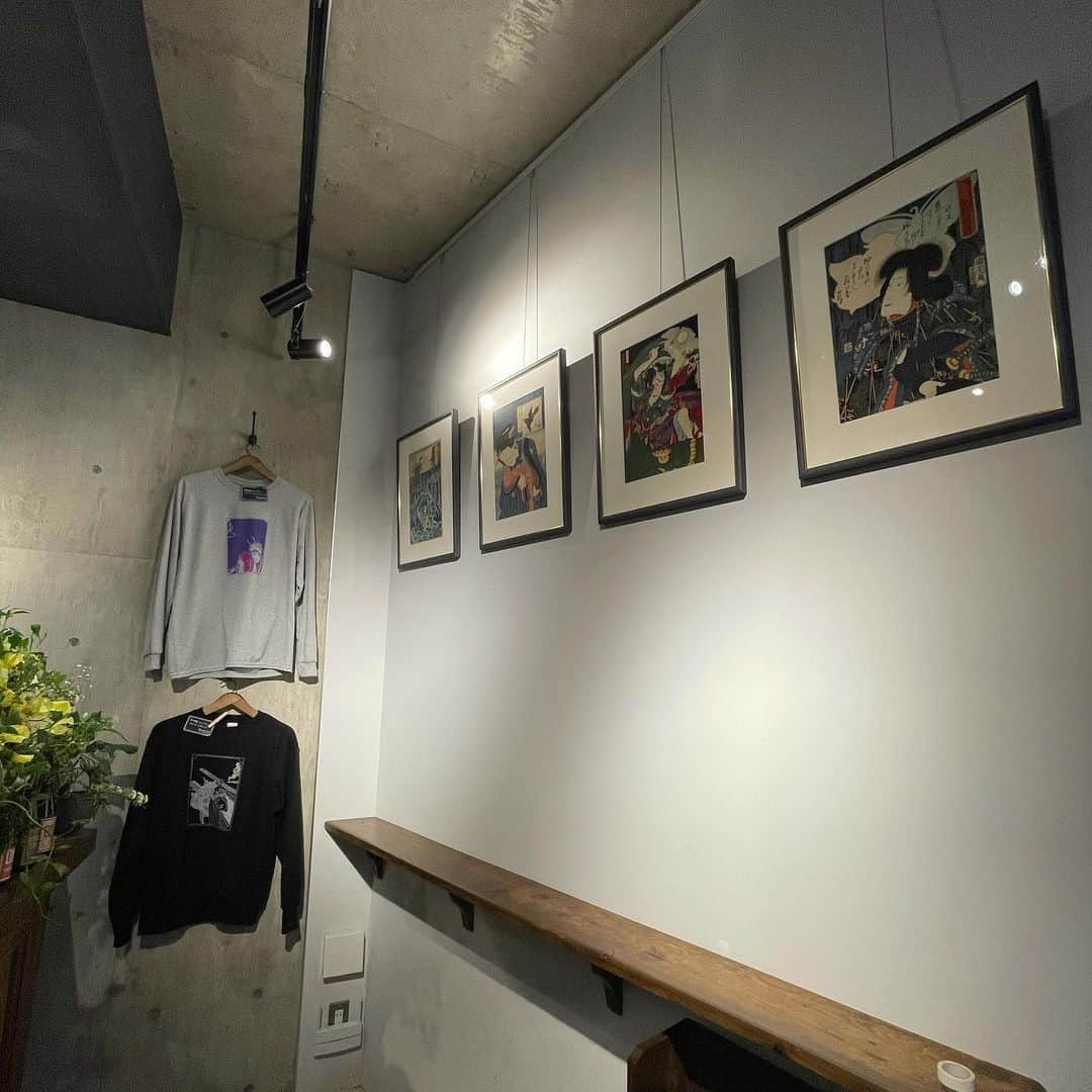 小林拓一郎さんのインスタグラム写真 - (小林拓一郎Instagram)「準備が整いました。  ずっとやりたかった、、  『鬼滅っぽいよね展』  鬼滅っぽい浮世絵を集めてみました。  どれがどうとはあえて言いませんが、どうぞその辺も想像しながら楽しんでみてください！  期間未定ですが、しばらく @pharmacycoffeelab  に飾っておくので、どうぞお気軽にお立ち寄りください。  コロナ禍で、ぶっちゃけ補償も出ないカフェは大変なことだらけだけど、やれることやって、とことん楽しむわよ  #pharmacycoffeelab」1月25日 23時07分 - kobataku33