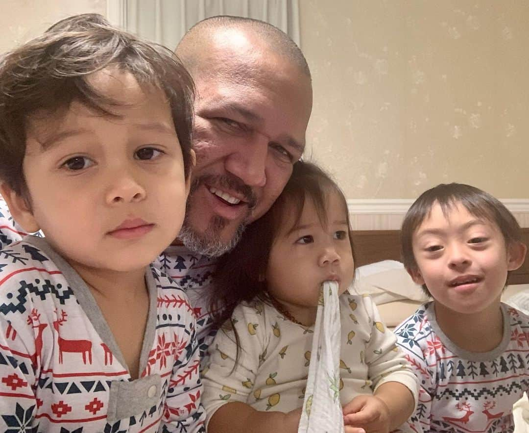 アレックス・ラミレスさんのインスタグラム写真 - (アレックス・ラミレスInstagram)「You know when you’re spending a lot of time together with your kids when they start choosing your pajamas 🤣 @kenji_sword_of_samurai said to me daddy here wear this! Then I said No Papi that’s for Christmas then @juri_ramirez said Papi you always saying everyday is Christmas so it’s ok right? 😂 ahhhh hai so desu ne! Ok I will wear it 😅😊 #happytimes❤️ #with #family #daddy #priceless #moments」1月25日 23時07分 - ramichan3