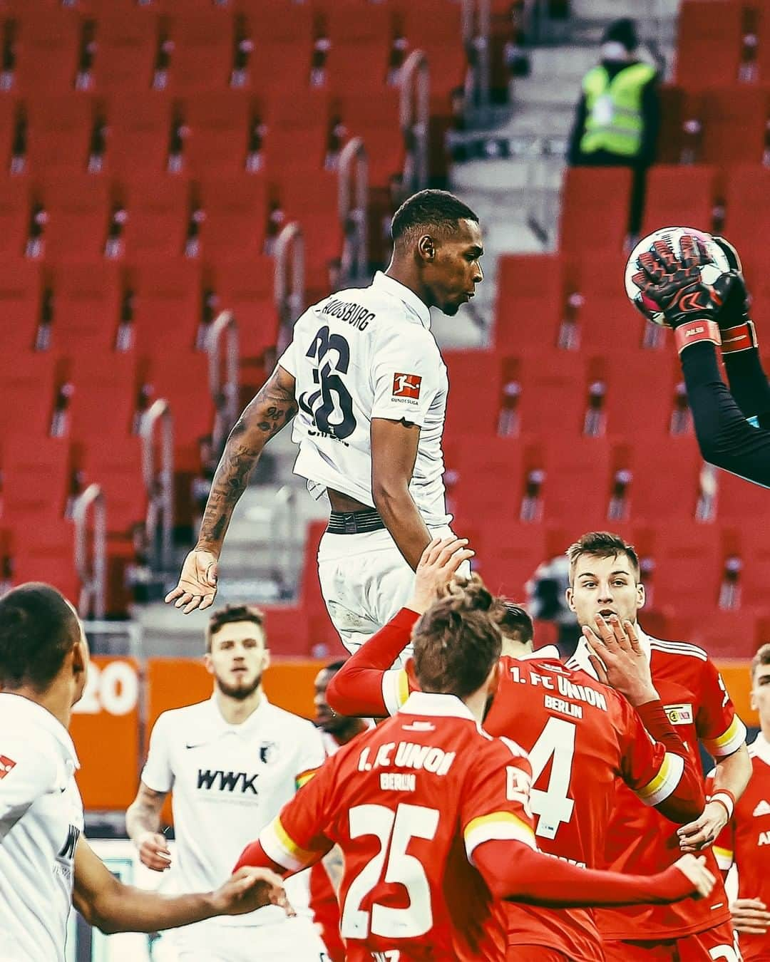 FCアウクスブルクさんのインスタグラム写真 - (FCアウクスブルクInstagram)「Grüße von @reeceoxford aus dem 3. Stockwerk! ✌️🛩 #FCA #FCAFCU #FCA1907 #fcaugsburg #Oxford」1月25日 23時07分 - fcaugsburg1907