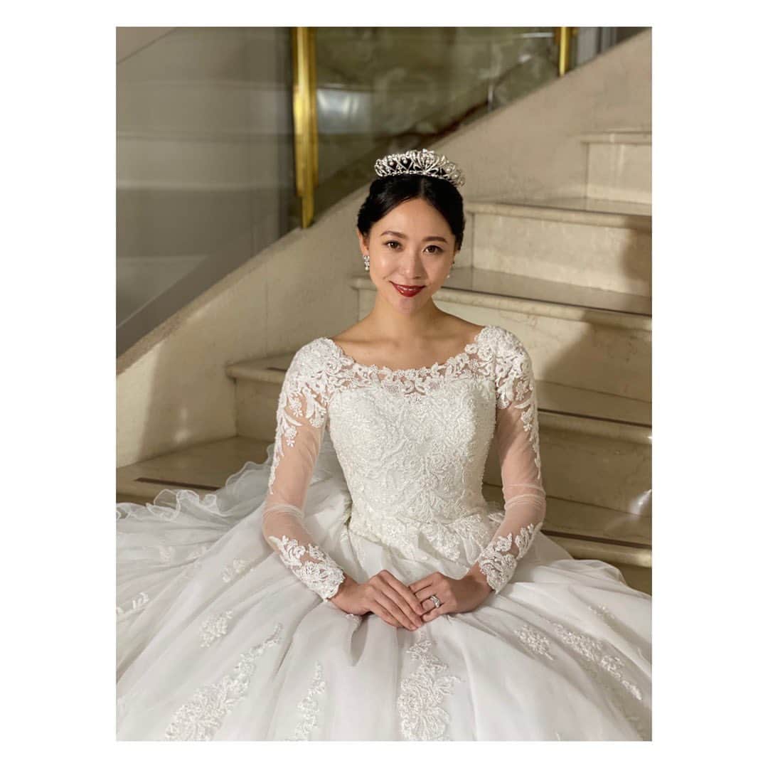 植田早紀さんのインスタグラム写真 - (植田早紀Instagram)「YUMI KATSURA× @2cc_japan  のSpecial企画でウエディングドレスをとっても素敵に撮影していただきました♥︎  繊細なレースにボリュームたっぷりのパニエがとても素敵な桂由美先生のドレスを着させていただきました♥︎  やっぱりドレスは女の子をお姫様にしてくれる魔法のアイテムですね♥︎  幸せな一日を ありがとうございました♥︎  コロナで結婚式が延期になってしまった皆様が、素敵な結婚式を挙げられる日が早くきますように。  #桂由美ドレス  #yumikatsura  #2cconcept  #ウエディングドレス  @2cc_japan  @yumikatsura_  @jiro.2cc  @shunphotograhy  @kumi_weddingstylist_tokyo」1月25日 23時15分 - sakipersil