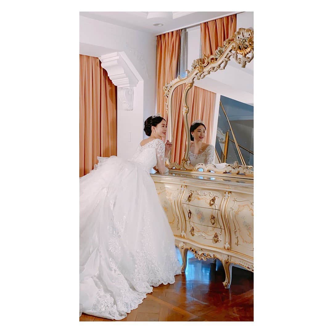 植田早紀さんのインスタグラム写真 - (植田早紀Instagram)「YUMI KATSURA× @2cc_japan  のSpecial企画でウエディングドレスをとっても素敵に撮影していただきました♥︎  繊細なレースにボリュームたっぷりのパニエがとても素敵な桂由美先生のドレスを着させていただきました♥︎  やっぱりドレスは女の子をお姫様にしてくれる魔法のアイテムですね♥︎  幸せな一日を ありがとうございました♥︎  コロナで結婚式が延期になってしまった皆様が、素敵な結婚式を挙げられる日が早くきますように。  #桂由美ドレス  #yumikatsura  #2cconcept  #ウエディングドレス  @2cc_japan  @yumikatsura_  @jiro.2cc  @shunphotograhy  @kumi_weddingstylist_tokyo」1月25日 23時15分 - sakipersil