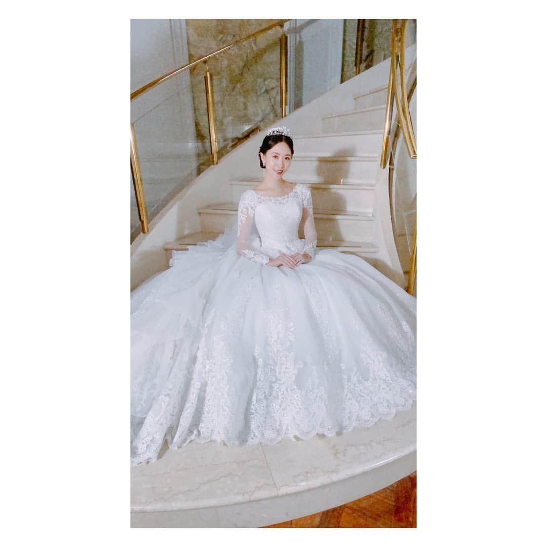 植田早紀さんのインスタグラム写真 - (植田早紀Instagram)「YUMI KATSURA× @2cc_japan  のSpecial企画でウエディングドレスをとっても素敵に撮影していただきました♥︎  繊細なレースにボリュームたっぷりのパニエがとても素敵な桂由美先生のドレスを着させていただきました♥︎  やっぱりドレスは女の子をお姫様にしてくれる魔法のアイテムですね♥︎  幸せな一日を ありがとうございました♥︎  コロナで結婚式が延期になってしまった皆様が、素敵な結婚式を挙げられる日が早くきますように。  #桂由美ドレス  #yumikatsura  #2cconcept  #ウエディングドレス  @2cc_japan  @yumikatsura_  @jiro.2cc  @shunphotograhy  @kumi_weddingstylist_tokyo」1月25日 23時15分 - sakipersil