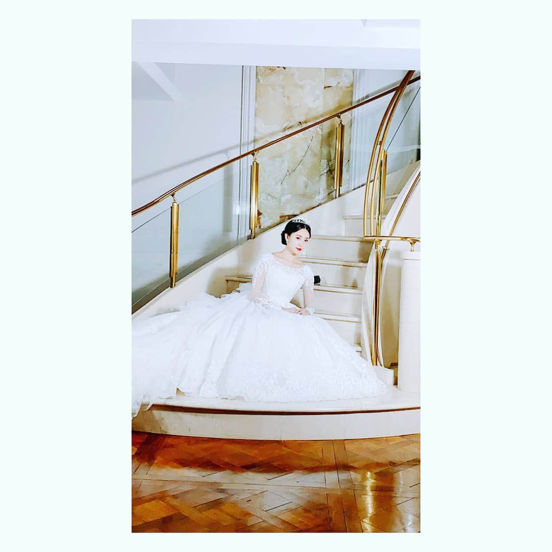 植田早紀さんのインスタグラム写真 - (植田早紀Instagram)「YUMI KATSURA× @2cc_japan  のSpecial企画でウエディングドレスをとっても素敵に撮影していただきました♥︎  繊細なレースにボリュームたっぷりのパニエがとても素敵な桂由美先生のドレスを着させていただきました♥︎  やっぱりドレスは女の子をお姫様にしてくれる魔法のアイテムですね♥︎  幸せな一日を ありがとうございました♥︎  コロナで結婚式が延期になってしまった皆様が、素敵な結婚式を挙げられる日が早くきますように。  #桂由美ドレス  #yumikatsura  #2cconcept  #ウエディングドレス  @2cc_japan  @yumikatsura_  @jiro.2cc  @shunphotograhy  @kumi_weddingstylist_tokyo」1月25日 23時15分 - sakipersil