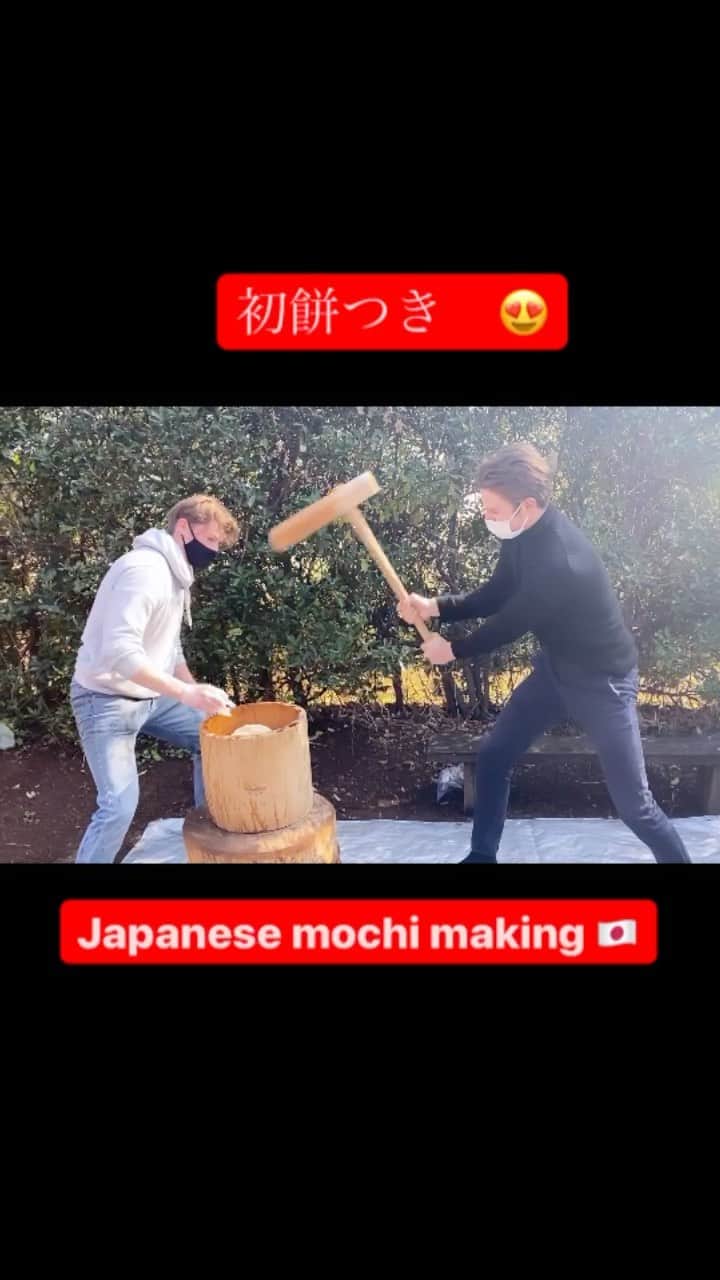 Anton Wormannのインスタグラム：「Pounding fresh Mochi rice cakes🌾 New year tradition in Japan 🇯🇵 #餅つき　#本当の日本　#もち　#餅　#Mochitsuki ❤️ @tatsumasa.murasame ❤️」