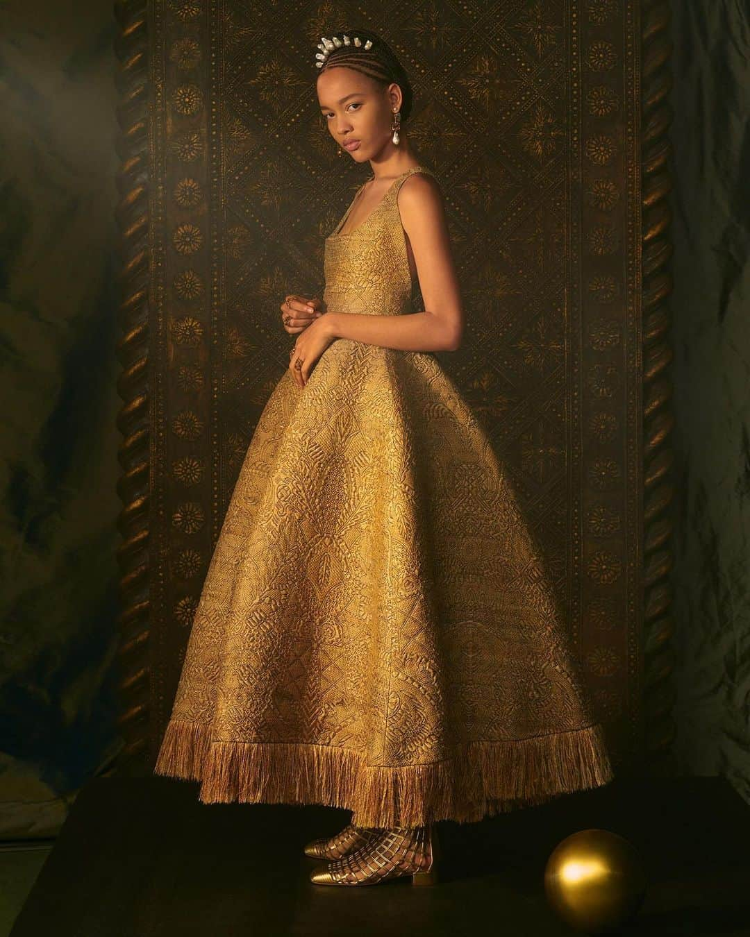 Vogue Italiaさんのインスタグラム写真 - (Vogue ItaliaInstagram)「@Dior has unveiled its Haute Couture Spring-Summer 2021 Collection by @MariaGraziaChiuri through a fashion film directed by Matteo Garrone — shot inside the fantastical “Château du Tarot”. The symbolism of the tarot inspires a collection rich in luscious fabrics and glittering embroideries, where sleek monochrome tailoring meets dream-inducing eveningwear in precious hues.  Read the review by @LauraTortora_vogueit and see all the #DiorCouture looks at the link in bio.」1月25日 23時12分 - vogueitalia