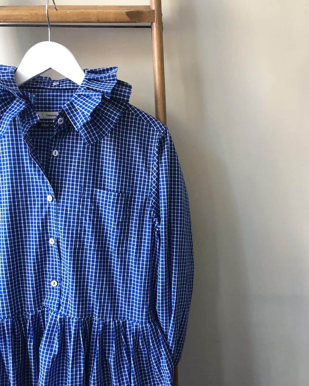 のインスタグラム：「New Colenimo spring dress has stocked! Will be available on online store tomorrow💙🥰 #colenimo #springdress #madeinlondon #smallproduction #columbiaroad 新しい春のドレスが入荷しました💙オンラインショップには明日からお目見えです。サビルロウ(Savile Row)にも卸しているメンズのシャツ生地。好きすぎる☺️」