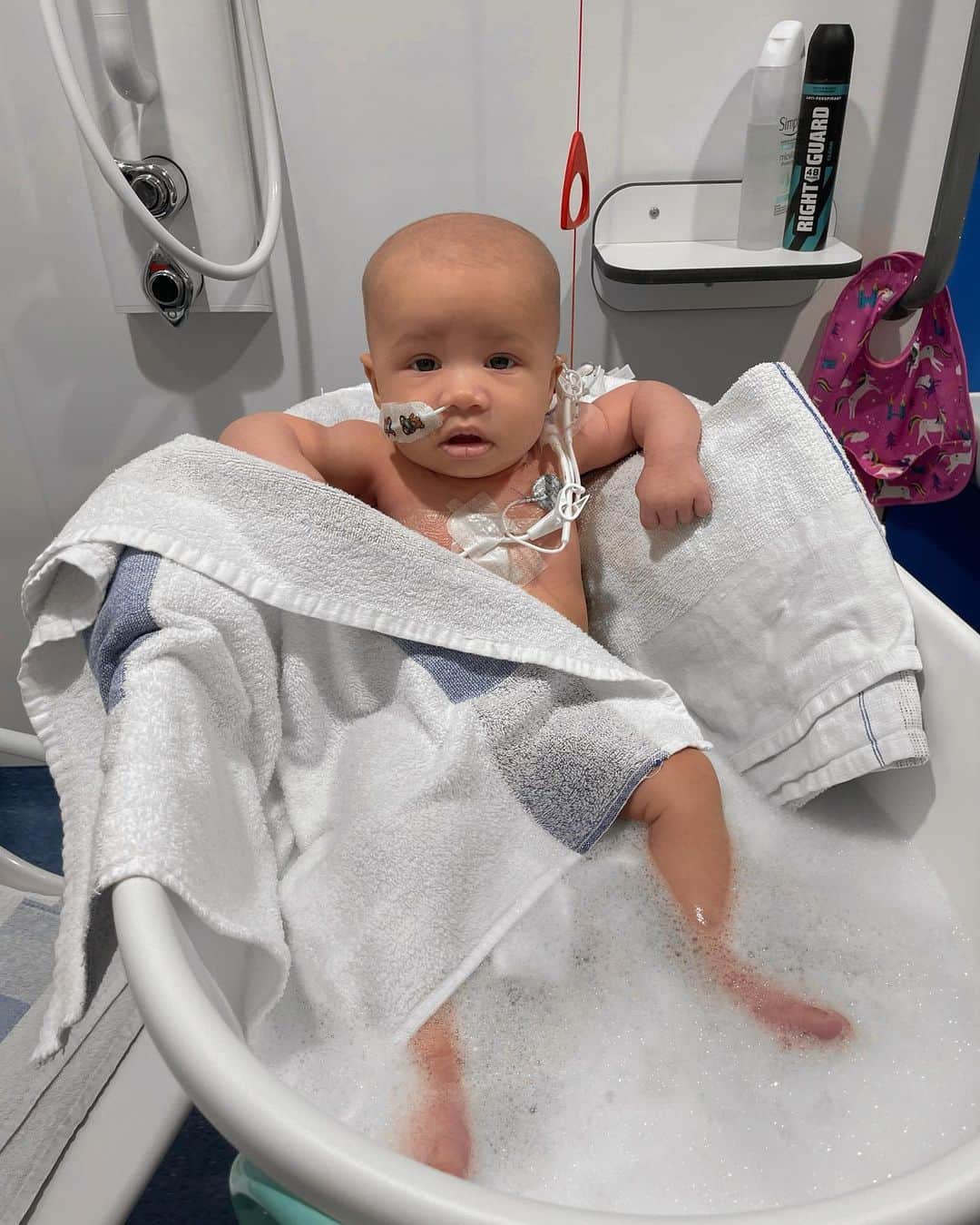 アシュリー・ケインのインスタグラム：「Whenever I wonder how to deal with my problems... I just look and admire how calmly and gracefully she battles through hers! 🙏🏾❤️ PROUD 🥲  . Ps I’m glad she looks so calm as I’m a nervous wreck when it comes to bath time with all those wires! 😬😰😅」