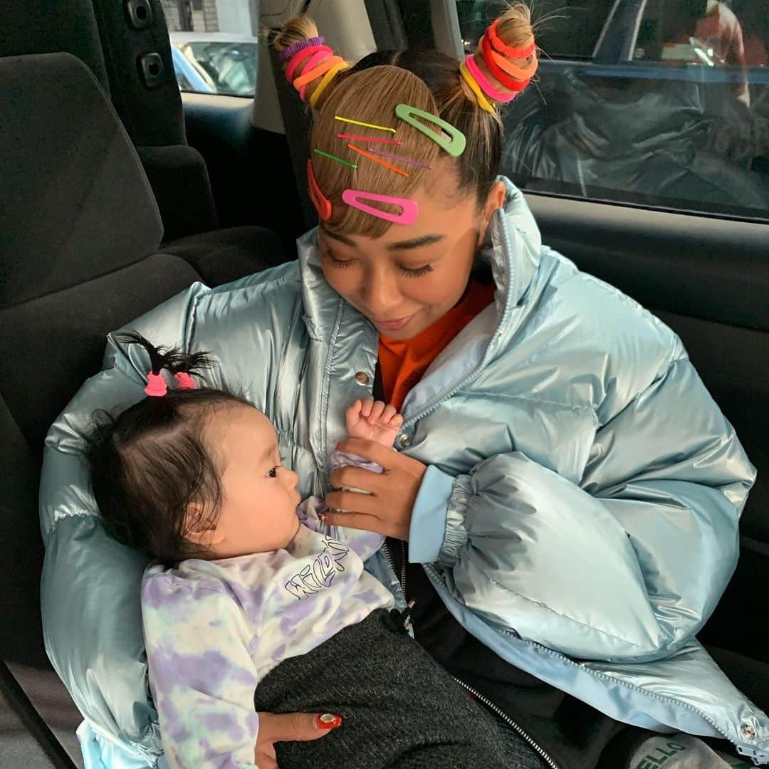 漆川由佳のインスタグラム：「随分前に初めてテルマちゃんに抱っこしてもらえた💖念願のテルマ&イルマ🤩💕なのにイルマは固まった💦いつも優しくしてくれてありがとう💗💗💗 この時の髪型はフワちゃん⭐️⭐️⭐️」
