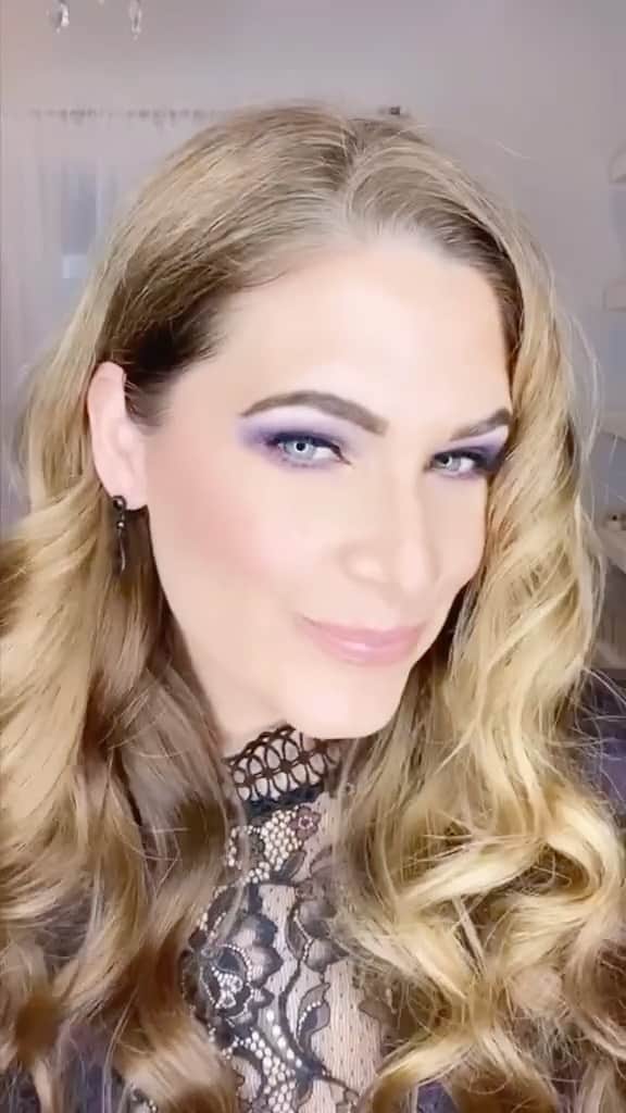 Motives Cosmeticsのインスタグラム：「Level up your makeup looks with the all-in-one #Thalia X Motives BESOS Palette.💋Available now on motivescosmetics.com 🖤  🎥: @leighraeder   #thalia #thaliaxmotives #beautytips #makeupoftheday #makeuplover #beautyhacks #purpleeyeshadow #makeuppalette」