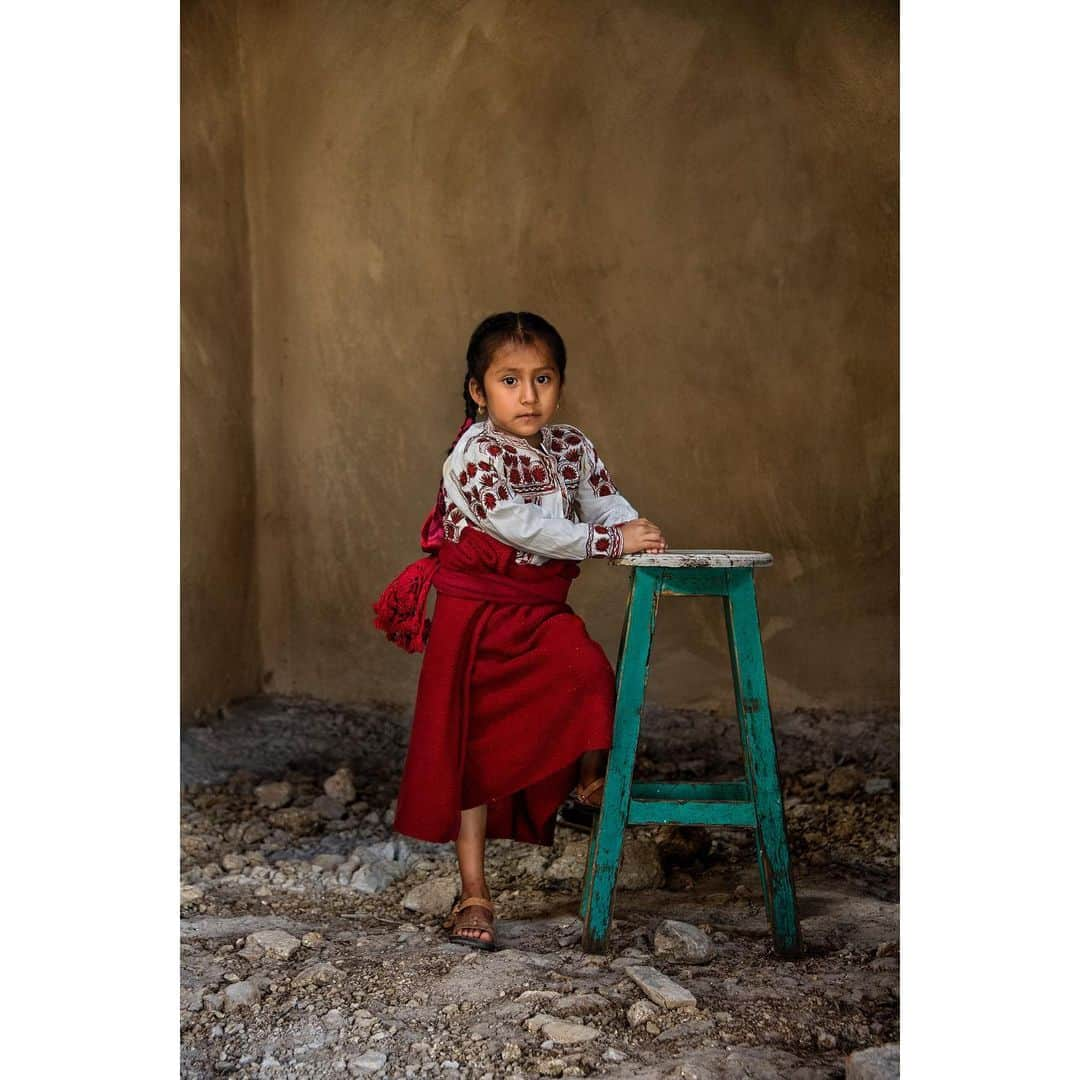 スティーブ・マカリーさんのインスタグラム写真 - (スティーブ・マカリーInstagram)「This young girl's preternatural dignity and poise are far beyond her years. #Oaxaca, #Mexico, 2018.  #SteveMcCurry」1月25日 23時16分 - stevemccurryofficial