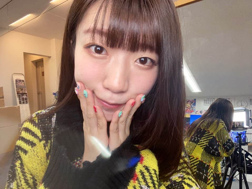 ぱいぱいでか美のインスタグラム：「アメリカ発の自然派コスメ🐇tarte . ぱいぱいでか美ヲタクの子がくれて 最近めっちゃ使ってますー！ありがとー！使ってアイメイクしたときの写真！ この前のシャンプーの投稿にも書いたけど 少しずついろんなこと考えて取り入れていきたいので…… tarteは全商品ビーガンコスメ、動物実験ももちろん行っておらず 自然派にこだわったメーカーでとても気になっていたので プレゼントしてくれたとき「え、すご！」ってなって めっちゃ喜んじゃいました😂 ほんとありがとー！ 発色は見た感じより何ならハッキリ出る！最高！ 涙袋には左下のhypeをのせてるんですが、 ラメが超好みです❤︎❤︎❤︎ 他のシリーズも買ってみよっかな〜 . #ヴィーガンコスメ #tarte #tarteistprotogo #eyeshadow #vegancosmetics」