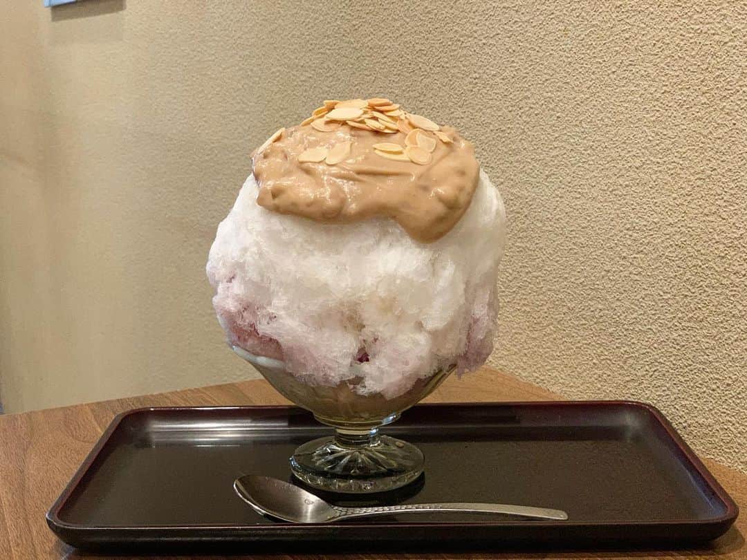 原田麻子さんのインスタグラム写真 - (原田麻子Instagram)「ピーナッツバター  愛しのＰＢ復活しとる！！ 優勝。好きです。きみ。  年末以来の出会いに嬉しくなって小鉢で追いぴーしたったぜ  #かき氷#かき氷🍧#おやつ#ごはん#sweets# shaveice」1月25日 23時32分 - achakoko