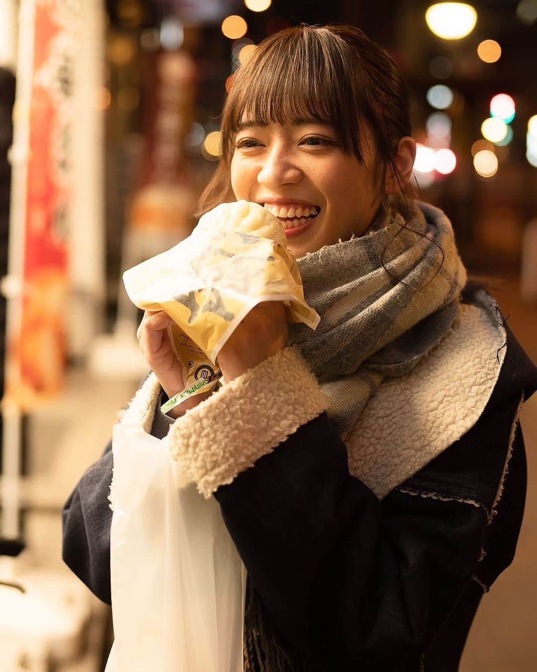 佐藤絵里香のインスタグラム：「肉まんの日なの！今日！！！ #肉まんの日 #食 #肉まん #コンビニ #ピザまんも好き #ご飯  #ポニーテール #冬 #マフラー #女子 #笑顔」