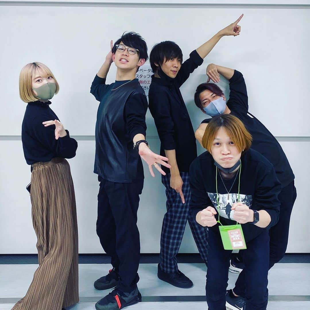 川崎鷹也のインスタグラム：「いや全員ポーズ意味わからんがな🤦‍♂️笑  日本工学院八王子専門学校、卒業イベントライブ出演ありがとうございました☺️努力は必ず報われる訳じゃありません。でも、時間が経った後に『無駄じゃなかった』って思える日は必ず来ます。あなたがこれからも笑えますように。  #川崎鷹也 #ライブ #GYAO #日本工学院 #日本工学院八王子専門学校 #5glab #instagood #instagram #instalike #instadaily #instafashion #instaart #instamoment #instacool #instalove #instafollow」