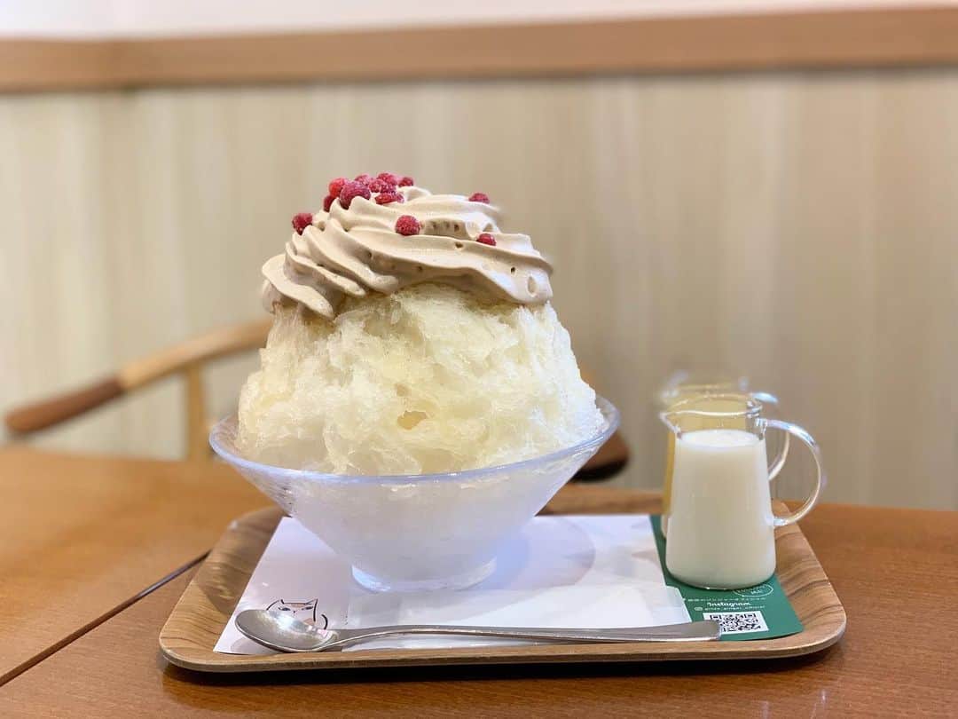原田麻子さんのインスタグラム写真 - (原田麻子Instagram)「ミルクティーエスプーマとラフランスジンジャー  ロングランの好きなメニューのこちら。まだまだ食べたい ジンジャーみるくとドライジンジャーをトッピングしてつゆだくでいただくのです  #かき氷#かき氷🍧#おやつ#ごはん#sweets# shaveice」1月25日 23時25分 - achakoko
