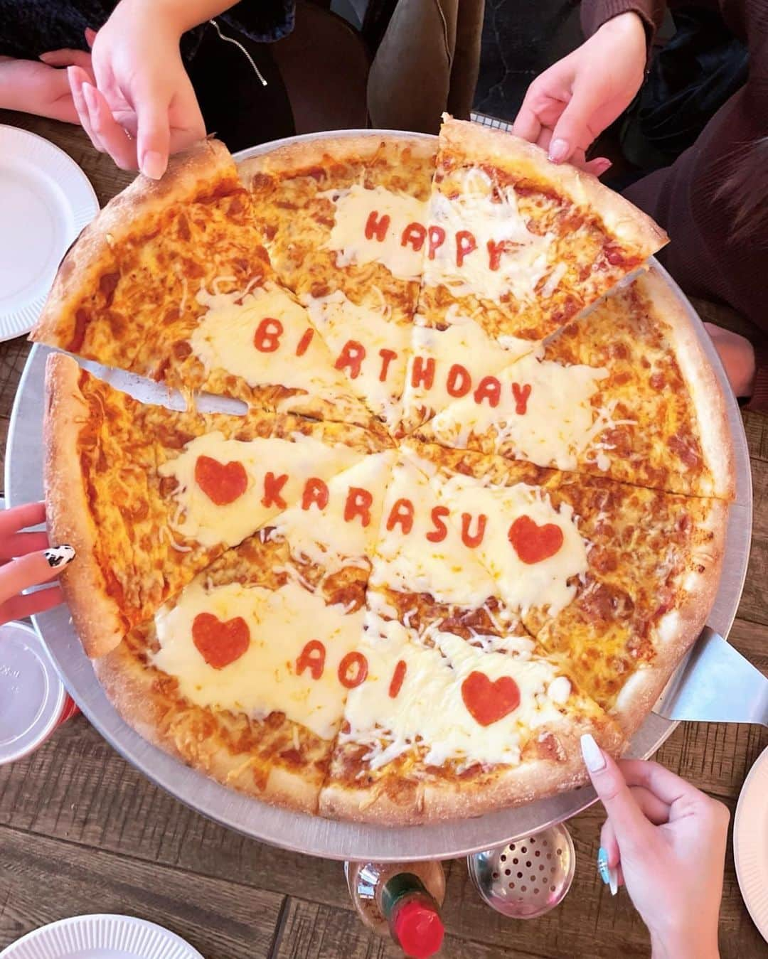 鈴木愛美さんのインスタグラム写真 - (鈴木愛美Instagram)「❤️🍕❤️🍕❤️🍕❤️🍕❤️ . 遅くなっちゃったけど @aoi123_0 @karachan18 の Birthday祝いしてきたよっ♡✴︎゜ . 今、夜盛大にお祝い出来ないから lunch Birthday..🎉🎂💕 . このピザでお祝いしたいって ずっと思ってて やっと行けたぁあー\(//∇//)\❤️ . 改めて、おい♡からす♡ お誕生日おめでとう🎁✨ . . まじこのピザ映える😍🍕💕 . . . #大好きな3人♡ #全員自由人← #なのに居心地最高❤️💕 #このメンバー気づけば #12月から3月まで毎月誕生日←w . #pizza #pizza🍕 #Birthdaypizza」1月25日 23時27分 - x.manya.x