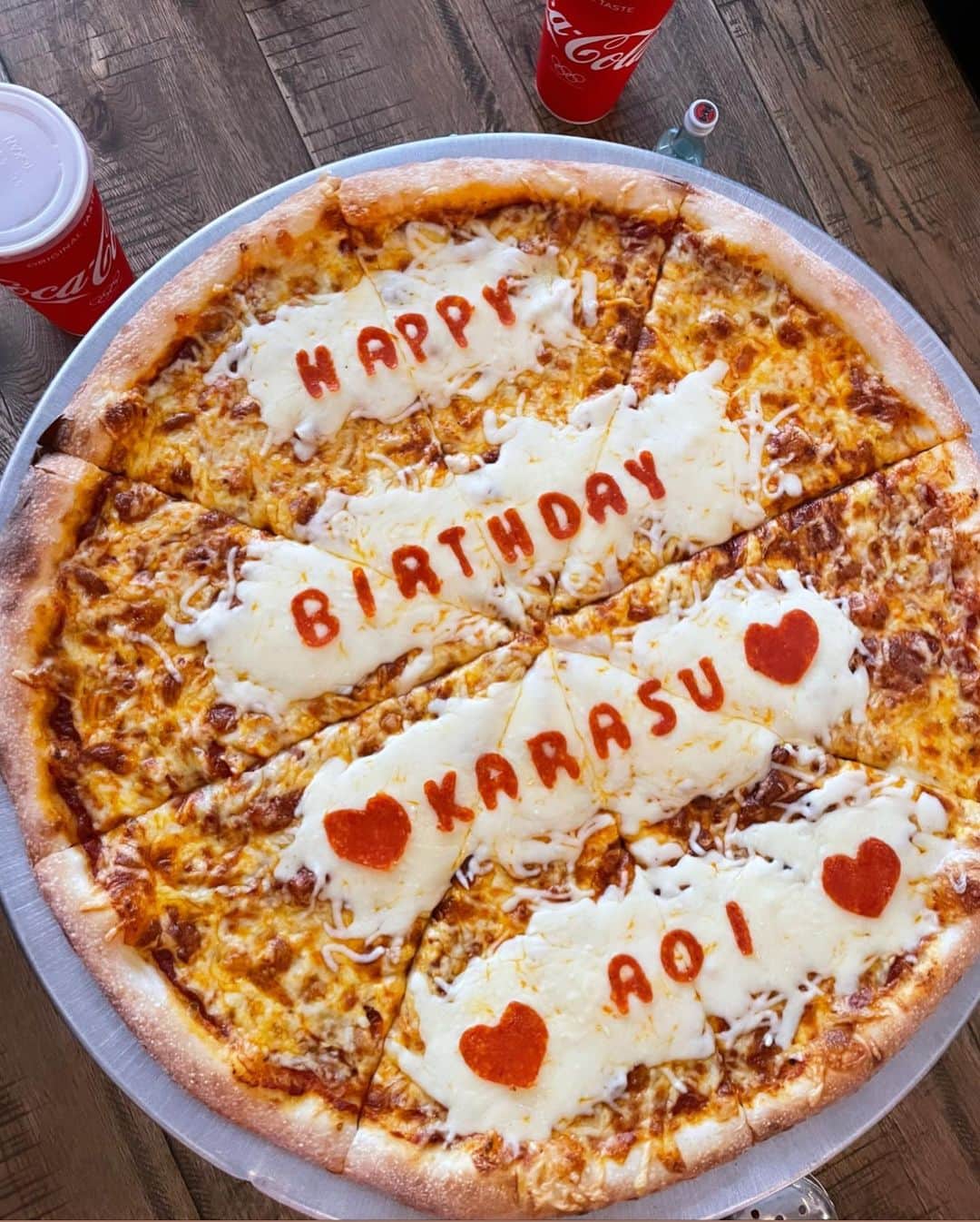 鈴木愛美さんのインスタグラム写真 - (鈴木愛美Instagram)「❤️🍕❤️🍕❤️🍕❤️🍕❤️ . 遅くなっちゃったけど @aoi123_0 @karachan18 の Birthday祝いしてきたよっ♡✴︎゜ . 今、夜盛大にお祝い出来ないから lunch Birthday..🎉🎂💕 . このピザでお祝いしたいって ずっと思ってて やっと行けたぁあー\(//∇//)\❤️ . 改めて、おい♡からす♡ お誕生日おめでとう🎁✨ . . まじこのピザ映える😍🍕💕 . . . #大好きな3人♡ #全員自由人← #なのに居心地最高❤️💕 #このメンバー気づけば #12月から3月まで毎月誕生日←w . #pizza #pizza🍕 #Birthdaypizza」1月25日 23時27分 - x.manya.x