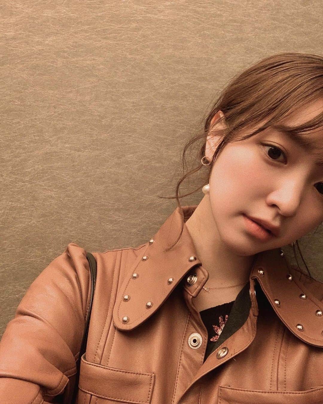 大野愛友佳のインスタグラム：「leather🤎  今季はとても役に立ったレザーワンピで、 いいねって言ってもらえるとっても好評なワンピ。  襟と腕のスタッズが特別感あって◎ よく見ると、すこし肩にパフスリーブも入ってるの🧥  #レザーワンピース #ブラウンコーデ #ブラウンコーディネート #お出かけコーデ #オールブラウン #グラデーションコーデ #ロングブーツコーデ #missmebychaling」