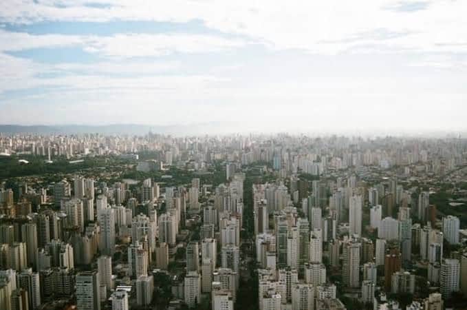 Tainá Müllerのインスタグラム：「Hoje faz exatamente 1 ano que voltei pra São Paulo, dia que é também aniversário da cidade. Infelizmente logo depois que me mudei chegou também a pandemia e o sonho de voltar a me emaranhar nessa selva cinza bordada de gente legal foi adiado. Não há cidade no mundo que tenha acolhido tão bem meu coração de imigrante. Então foi aqui que eu, sempre relutante em criar raiz, plantei a minha. Fiz dessa cidade meu templo, minha casa, minha escola. A feiura de suas ruas muitas vezes maltratadas é inversamente proporcional ao calor desse povo cheio de coragem e vontade de fazer acontecer. Durante as piores nóias da pandemia, lembrar que estava aqui me acalmou. Te amo, São Paulo. Obrigada por tanto ❤️ Logo logo a gente se reencontra de verdade. #SãoPaulo467anos」