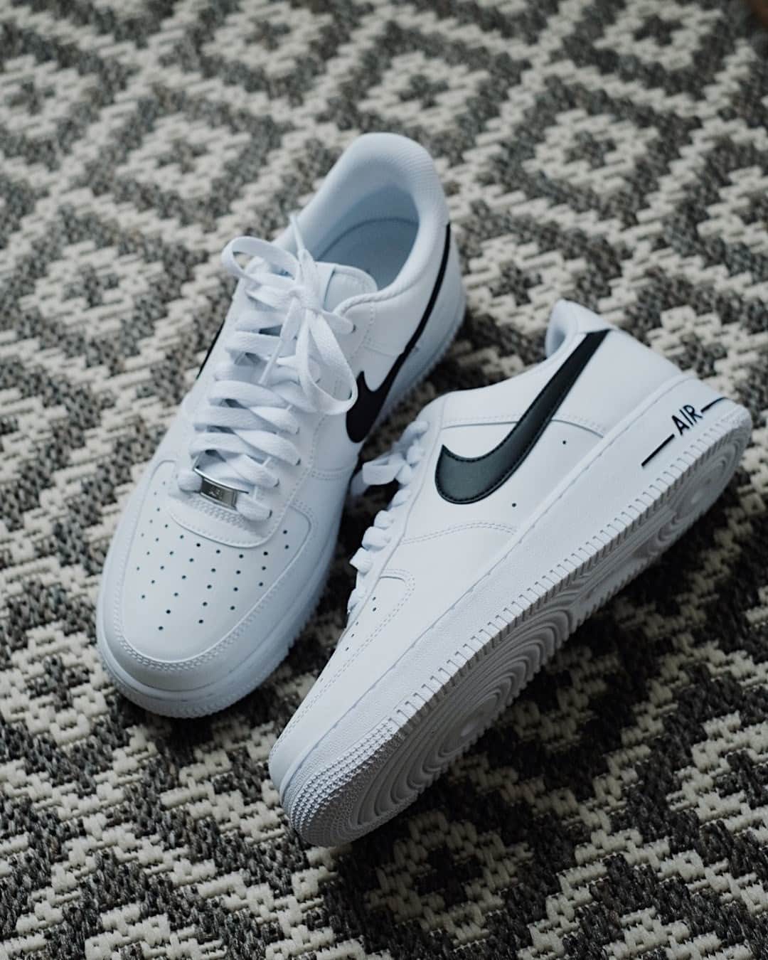 Foot Lockerのインスタグラム：「Double up ⚪ ⚫ Pick up the #Nike AF1 Low online & in-store.」