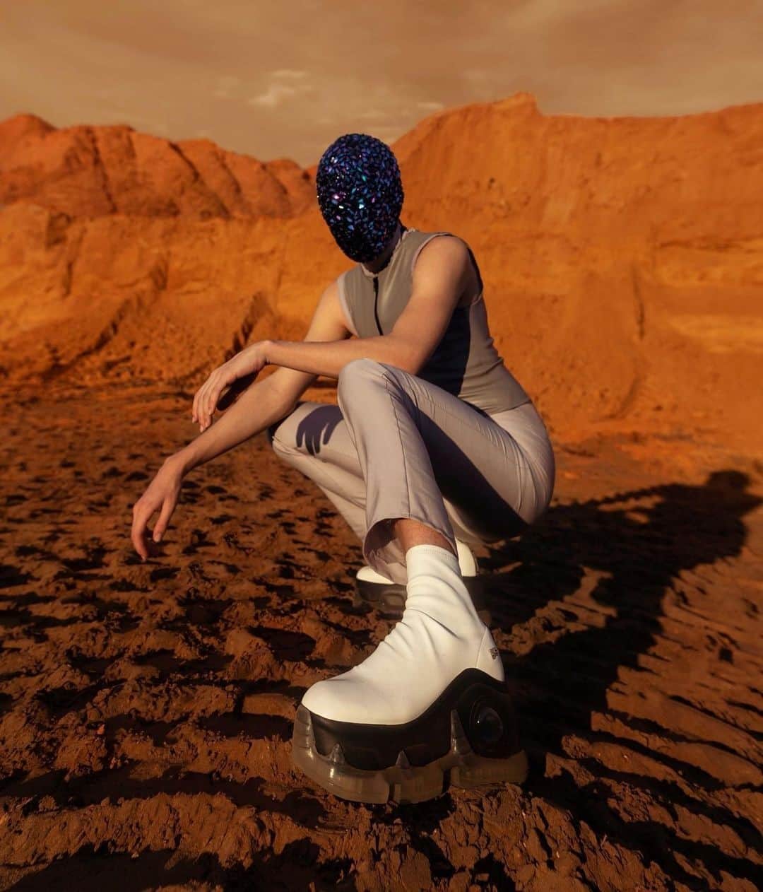 スウェアのインスタグラム：「Landed on Mars / @strikemagazineuf ISSUE V⁠ by @apyrture and @joeywht」