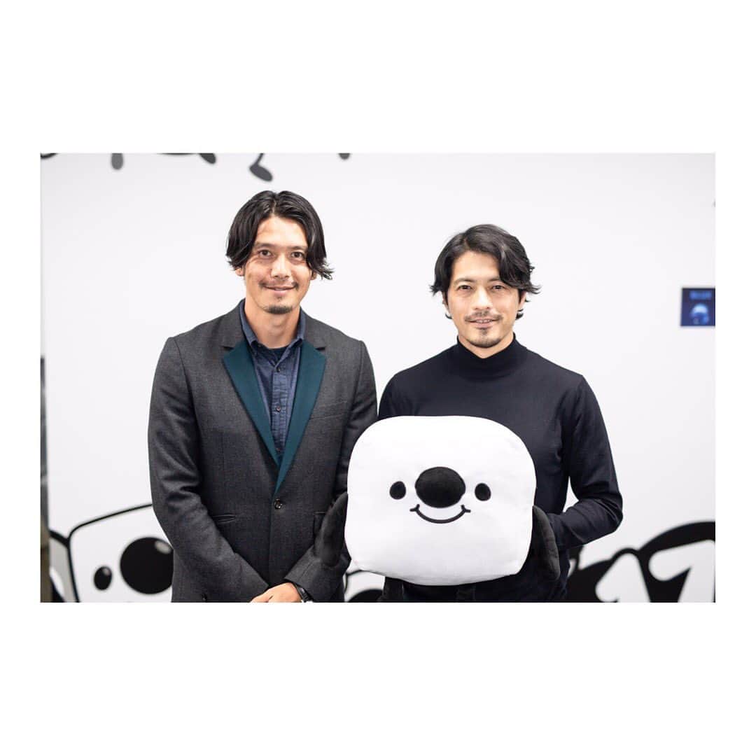 井川祐輔さんのインスタグラム写真 - (井川祐輔Instagram)「【Next stage編】﻿ ﻿ U18日本代表で初めて鈴木啓太君と出会いました。﻿ その当時から皆さんご存知の通り、﻿ イケメンでありながらサッカーが上手で。﻿ ？？？﻿ サッカーが上手なのにイケメンで。﻿ 順番はどちらでも良いのですが、﻿ 要は天は二物を与えたんです。﻿ その後のサッカー選手としての活躍は周知の通りであります。﻿ ほんでもって、“ちょっと”面白くて。笑﻿ ユーモア溢れる人物です。﻿ ﻿ 引退後はビジネスの世界へ進みせっせとアスリートのウンチを集めて研究するウンチ博士へとなり、さまざまな困難を経てウンチのサプリメントの開発に成功した、努力家です。﻿ ﻿ 昨年の今頃かな？﻿ 啓太君とお話をする機会を頂き、会社設立から今現在に至るまでの貴重なお話を聞く事が出来ました。﻿ ﻿ 世に出て注目を浴びるまでには、相当な血の滲むとうな努力をされていて、本当に彼には尊敬しかありません。﻿ ﻿ 職種は変われど、人間は健康でいてなんぼ。﻿ アスリートでなくなった今だからこそ、﻿ 身体資本でいないと！﻿ と思いAubさんのサプリを購入しました。﻿ ﻿ サッカー選手としても憧れの人で、﻿ ビジネスマンとしても憧れの啓太君。﻿ どないしたら追い抜けんねん！笑﻿ ﻿ 良いお手本が近くに沢山いる事に感謝感謝‼️﻿ ﻿ #Aub﻿ #鈴木啓太﻿ #起業家﻿ #アスリートビジネスマン﻿ #尊敬﻿ #ハットトリックオークション﻿ #デュアルキャリア株式会社﻿ #アスリート﻿ #スポーツ﻿ #ビジネス﻿ #hattrickauction﻿ #dualcareer﻿ #athlete﻿ #sports﻿ #business」1月25日 23時41分 - yusukeigawa_4
