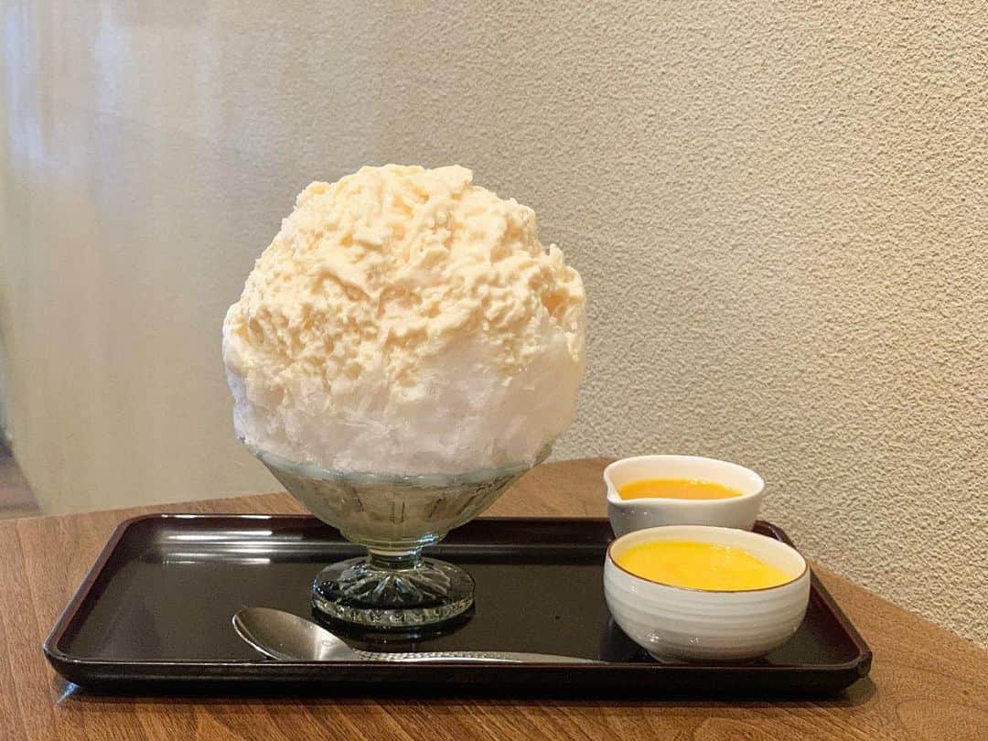原田麻子さんのインスタグラム写真 - (原田麻子Instagram)「さわやかみるく みかん レモンカード  シンプルに！食べたいやつ。 さわみうまぁってなって危うく別添え蜜を使わないで完食するところだった はぁ、定番にして最強があるお店。  #かき氷#かき氷🍧#おやつ#ごはん#sweets# shaveice」1月25日 23時33分 - achakoko