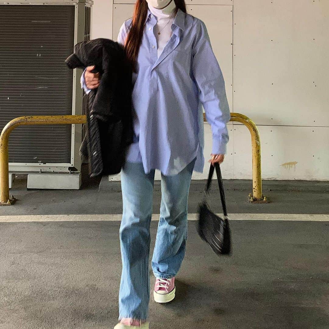 のインスタグラム：「やっと届いた #チャックテイラー 💕👚🍬🍑🩰💒🎀💞🧠今日は暖かすぎたからシャツと合わせた🥵💕水色とピンク合わせ可愛いよなあ〜🥲💕  #ユニクロ #UNIQLO #ジーユー #GU #Beams #ビームス #newera #ニューエラ #converse #コンバース #ピンクコンバース #シンプルコーデ #ワイノコーデ🦖」