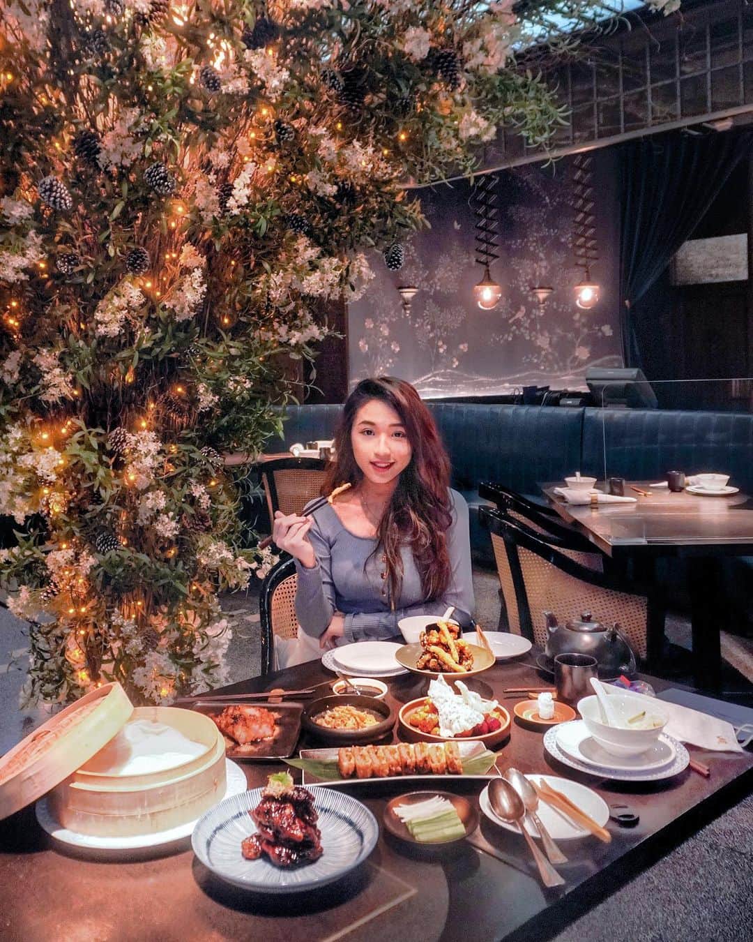 Moanna S.さんのインスタグラム写真 - (Moanna S.Instagram)「Mott 32 Launches New Plant-Based Menu!🌱  The new plant-based classic selection features 11 dishes including their crispy “eel” made with shredded mushroom;  sweet-and-sour “pork” served with red dragonfruit and crispy sesame rice crackers and Signature Peking “Duck”, Crispy Tofu Skin, Pickled Cucumber, Chinese Pancakes!  #mott32」1月25日 23時34分 - moannaxdessire