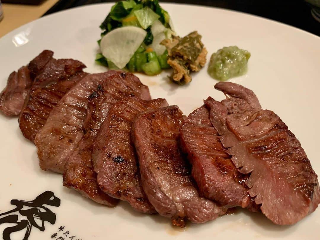 山崎聡子さんのインスタグラム写真 - (山崎聡子Instagram)「牛タン専門店から中継でした〜🐮💗  「厚切り極み牛タン」の美味しさに感動…😳 ちょっとお高めではありますが、この牛タンを食べるためならお仕事頑張れる…！！と思いました笑  テイクアウトのお弁当もあるので、ぜひ🍱  #仙台行かなくても食べられるしあわせ #オーナーも店員さんも素敵な方たちでした #ありがとうございました♪  #虎仙 #牛タン #福島市 #パセナカミッセ #牛タン定食 #味噌牛タン #仙台味噌 #ネギ塩牛タン #厚切り極み牛タン #牛タンつくね #牛タンラー油」1月25日 23時36分 - 310puu