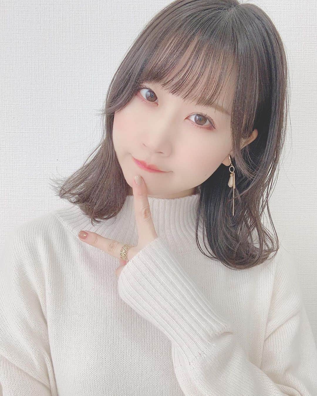 八木沙季のインスタグラム：「✌️✌️ . みんないつも何時に寝るの？😴 .」