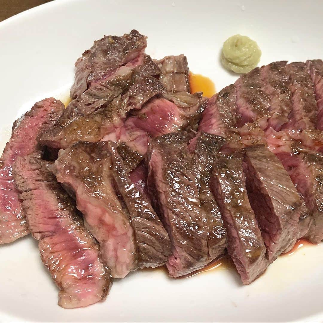 梅田啓介さんのインスタグラム写真 - (梅田啓介Instagram)「もう、趣味だな。ステーキ焼くの。 サミットでもグラム188円くらいの厚切りアンガスありました。  #ステーキ」1月25日 23時46分 - kskume