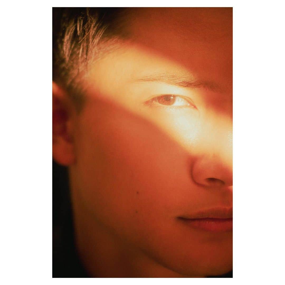 のインスタグラム：「投稿サボってたんじゃないです。 . Instagramの仕様が変わって どこから投稿すればいいか分からなくて昨日ようやく判明したんですよ。  本当ですよ？ . ちゃんと更新しますよ。 頑張りますよ。 . 俺って結構目茶色いんだね。 . #photography #photooftheday #photo #shooting #photoshoot #mood」