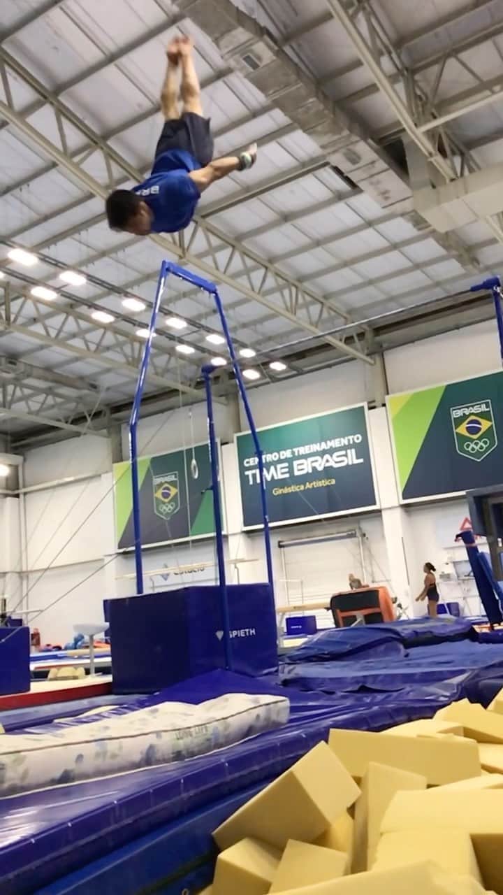 アルトゥール・オヤカワ・マリアノのインスタグラム：「SlowMonday cheio de manias 😅🔥💪🏻 Bora pra mais uma semanaaaa!  . #gymnastics #highbar #cheiademanias  #EsporteClubePinheiros #ComitêOlimpicoBrasileiro #COB #Caixa #Cbg #BolsaPodio  #ForçasNoEsporte #Cda #Petrobras #TimePetrobras #Aminovital #TimeAjinomoto」