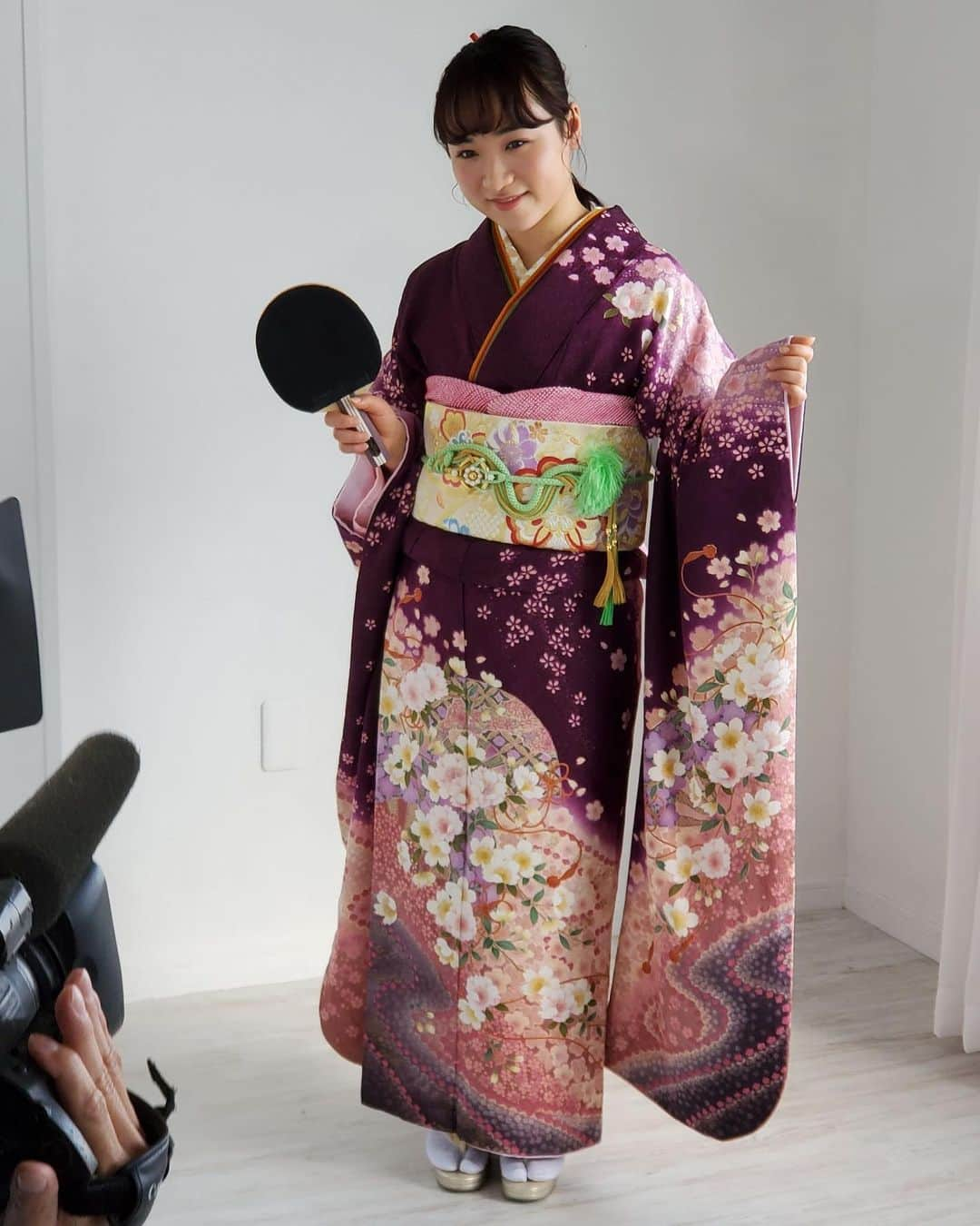 伊藤美誠さんのインスタグラム写真 - (伊藤美誠Instagram)「...  今日は、成人を祝して振袖👘の後撮りと、 新ユニフォームの撮影をしました📷  #伊藤選手、朝早くから終日の撮影、 お疲れ様でした！！✨  #卓球  #伊藤美誠  #20歳 #成人のお祝い」1月25日 23時54分 - mima_staff