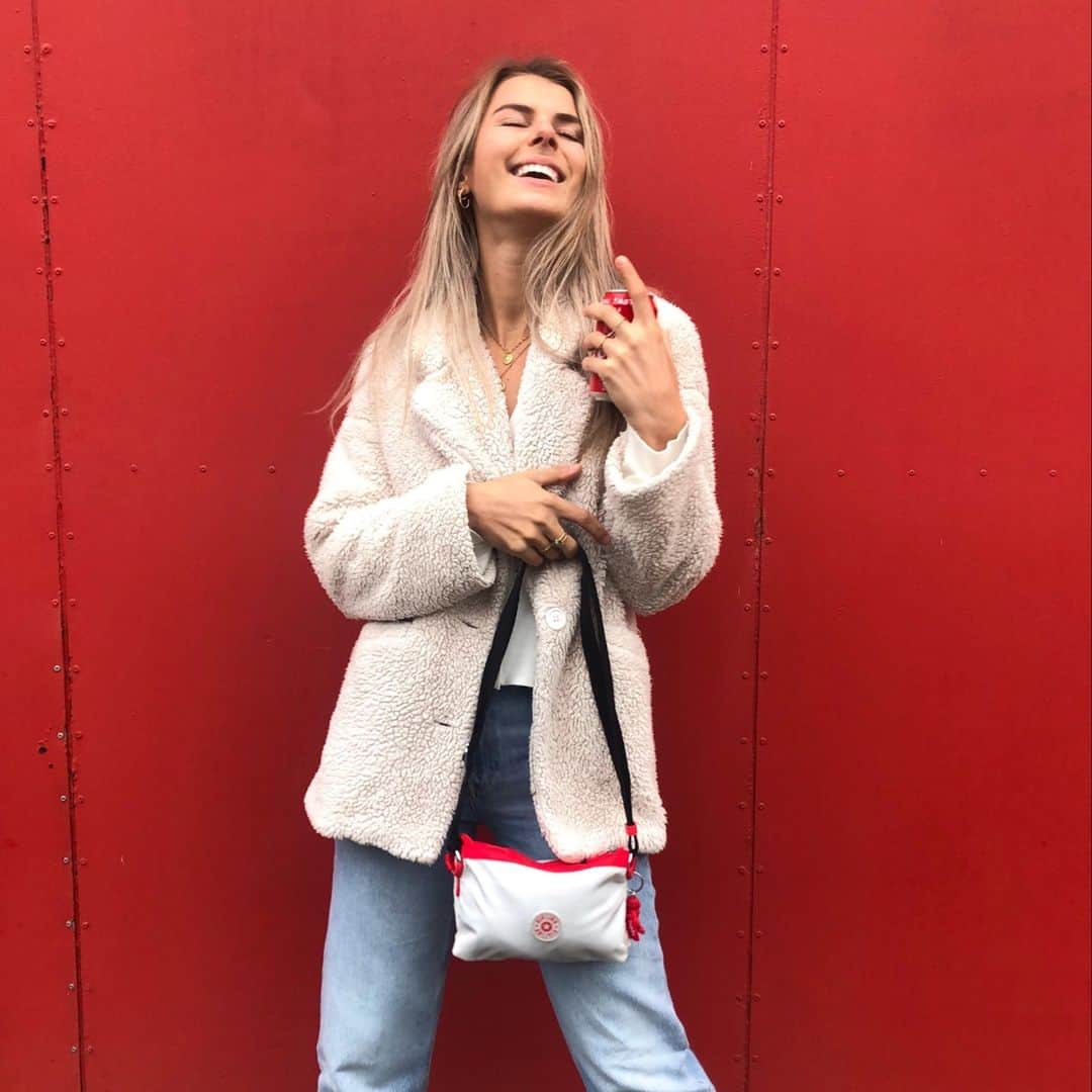 のインスタグラム：「Each style in the Kipling X Coca-Cola Collection is made from recycled fabrics from PET bottles woven into durable ripstop ♻️ And that makes @isabeauvije happy! #LiveLight #recycled」
