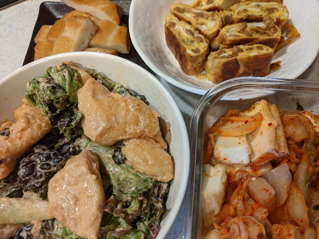 山部朱里のインスタグラム：「. . 【冷蔵庫にある食材でなにを合わせてどんな味付けにしようかなと考えるのがたのしい…食いしん坊です】 ①納豆卵焼き お好み焼きソースつけて食べるのもおいしいのである。納豆はたまねぎと片栗粉でモチモチちぢみにしてポン酢で食べるのもおすすめなり。安くておいしい。 ②厚揚げ大根キムチ煮 これレンジにお任せレシピ！大根冷凍しておくと味がすぐ染み込むって聞いて初めて冷凍してみたの！冷凍大根厚揚げキムチにごま油お水はまぐり出汁の素(鶏ガラスープでもいいはず)とにんにくチューブ入れて混ぜてレンジで2分くらい！ほっとけ一品！←ほっとけ一品って(笑)レンジだけなのに大根に味が染みてました！大根また切って冷凍しておこう。 ③サニーレタスと胸肉のオーロラソース和え 胸肉に片栗粉つけて揚げ焼き。ビニール袋にサニーレタスと揚げ焼きした胸肉いれて、ケチャップマヨネーズ牛乳お砂糖にんにくチューブだったかな？揉む！ おそらくサニーレタスは彩り用にお皿にのせて、オーロラソースに和えた胸肉をその上にのせるスタイルが一般的なのかも。だけどさ、そうすると胸肉ばっかりなくなるから、サニーレタスも一緒に味付け！かさ増しにもなるし美味しい！ ④萩のノドグロのさつまあげ さつまあげ大好き！お料理にも使うけど、ノドグロのさつまあげ初めて見たから買ってみた！ノドグロの旨味がさつまあげに凝縮されてて、しっかりノドグロ食べてる有り難い気持ちになりました。なんだか贅沢してる気分。 . . #おうちごはん #ごはん #おかず #メニュー #レシピ #料理 #自炊 #節約 #家庭料理 #簡単ごはん #卵焼き #納豆 #厚揚げ #胸肉 #胸肉レシピ #萩 #山口県 #山口 #ノドグロ  #のどぐろ  #さつまあげ #子育て #年子育児 #男の子ママ #明日なにたべようかなー」