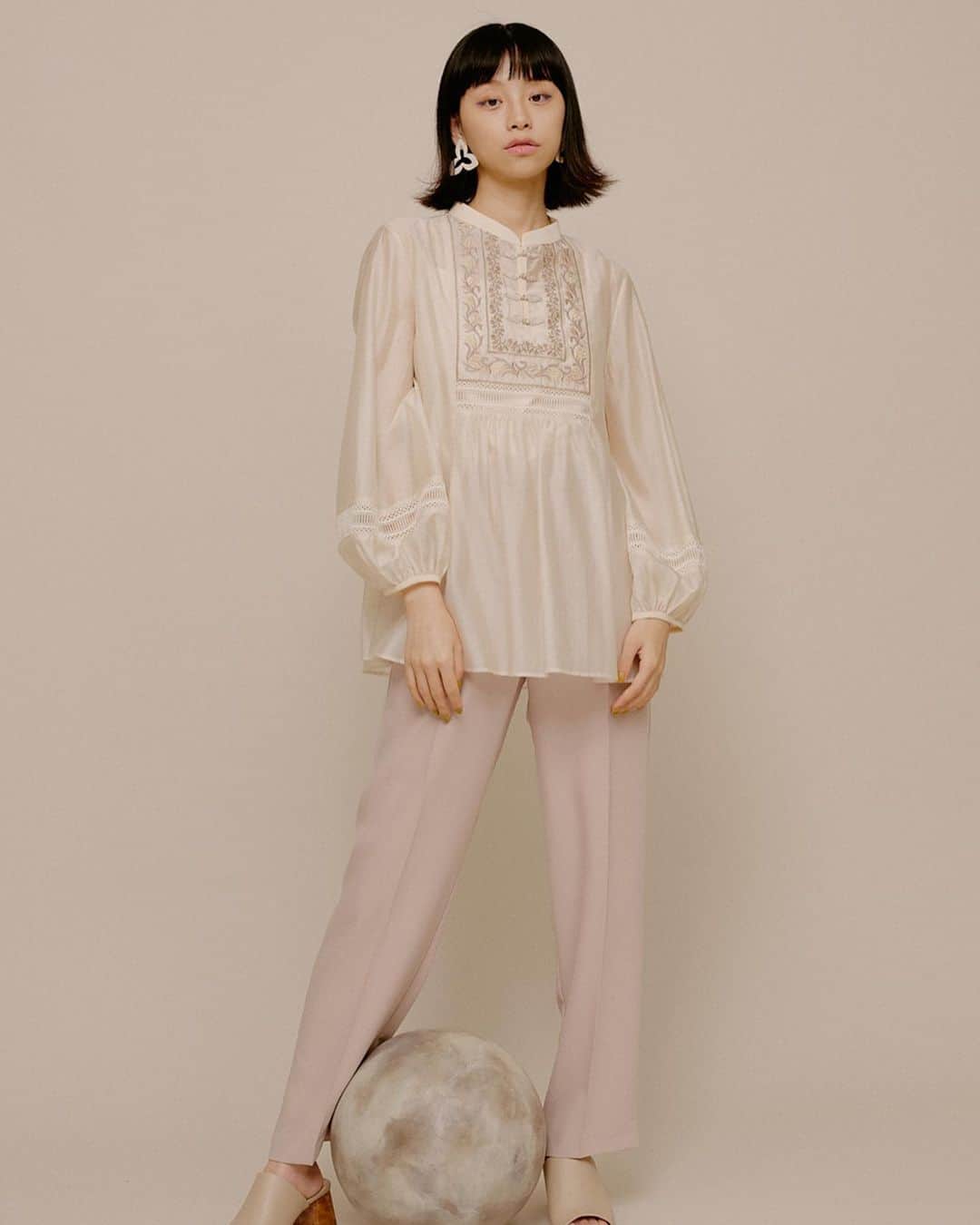 USAGI ONLINEさんのインスタグラム写真 - (USAGI ONLINEInstagram)「【Lily Brown 2021 spring collection preorder】  あたたかな春が待ち遠しくなる、心をほどくカラーやディティール。  Lily Brown 2021 Spring Collectionの最新キー・アイテムをラインナップ。  #usagionline #lilybrown  #tops #blouse #embroidery #pants #ウサギオンライン #リリーブラウン #トップス #ブラウス #エンブロイダリー #パンツ #パンツコーデ #カラーパンツ」1月25日 23時57分 - usagionline