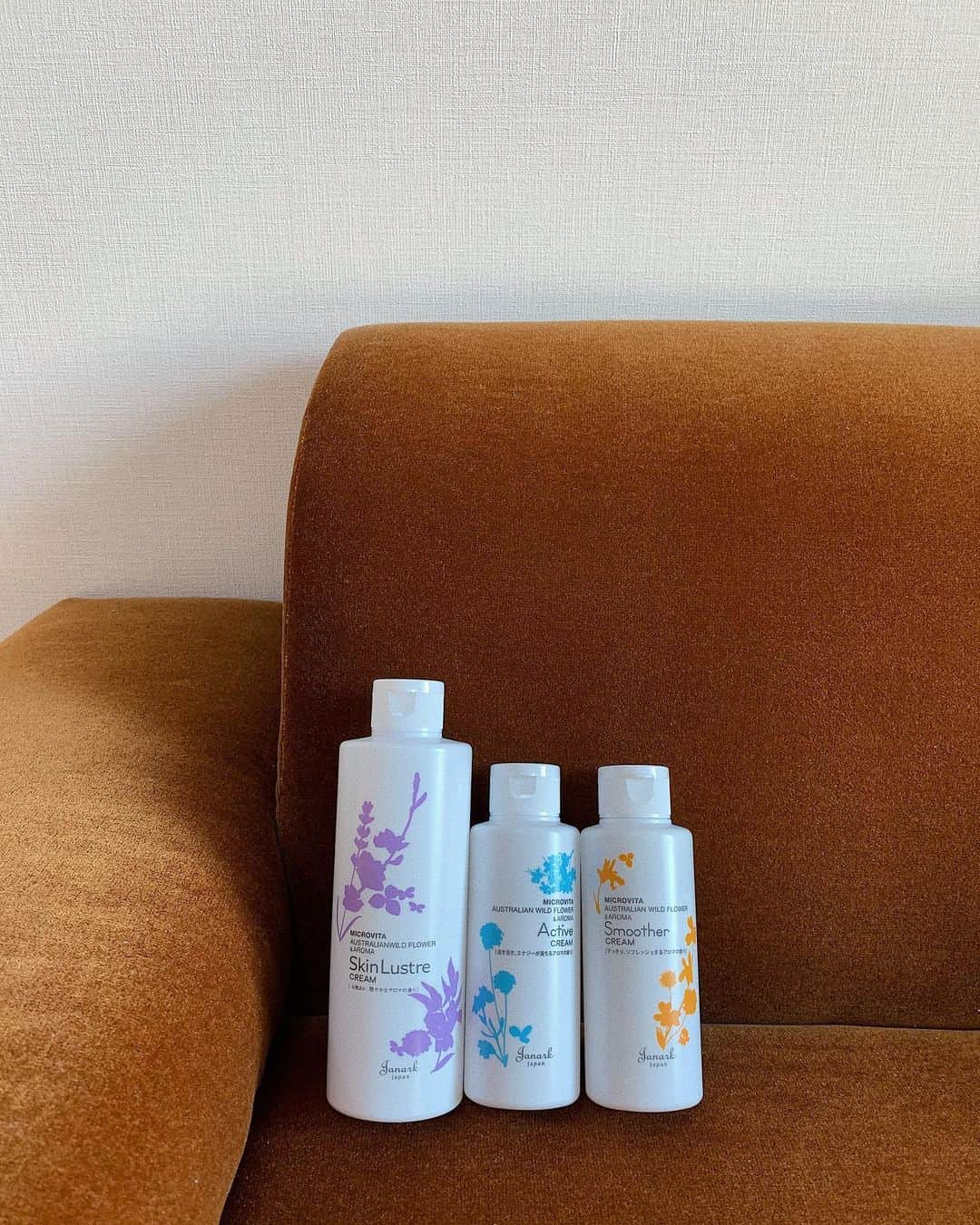 のインスタグラム：「. お久しぶりの投稿です♡ みんなは、ステイホーム期間 どうやって過ごしてますか？ . わたしは、美容を学んでスキンケアを見直したり、 食べ物やワインをお取り寄せしたり、 大好きな漫画を開拓したり、 好きなことをしてお家でもご機嫌に過ごしてます^ ^ . 最近のヘビロテは、 @sincere_garden で購入した @janark_japan のクリーム。 古代アボリジニから伝わる伝承療法、 オーストラリアのワイルドフラワーエッセンスで心身のバランスを整えてくれるもの。 . パープルはリラックスしたい時。就寝前にゆっくりマッサージして寝ています。 (わたしは、身体に力が入りやすかったり 呼吸が浅かったりするのでこれだけ大きいサイズにしてみた) ブルーは疲労回復したい時。PC作業で痛みが出たら首や肩の筋肉をゆるめる時に使ってます。 オレンジは浮腫んでて、デトックスしたい時。 . シーンで使い分けることができて、 お家にいながらセルフケアできるのでお気に入り♡ . 先が見えない不安もあるけど、 この機会に、自分と向き合って 好きをどんどん増やしていきたいね。 . また、ステイホーム中のお気に入り紹介するね✌🏻ぴーす . #まいすていほーむ」