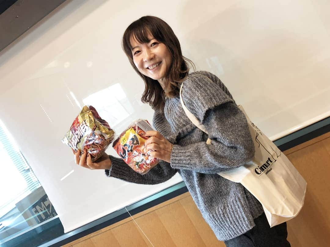 谷口キヨコさんのインスタグラム写真 - (谷口キヨコInstagram)「ラブフラップに今日はシネマート心斎橋の横田さんが来てくれはりました‼️パラサイトで食べてたアレ、持ってきてくれたよ〰️😄 #ラブフラップ  #ラブフラップ月曜日 #シネマート心斎橋  #谷口キヨコ #きよぴー  #チャパグリ  #パラサイト半地下の家族」1月26日 0時01分 - kiyokotaniguchi