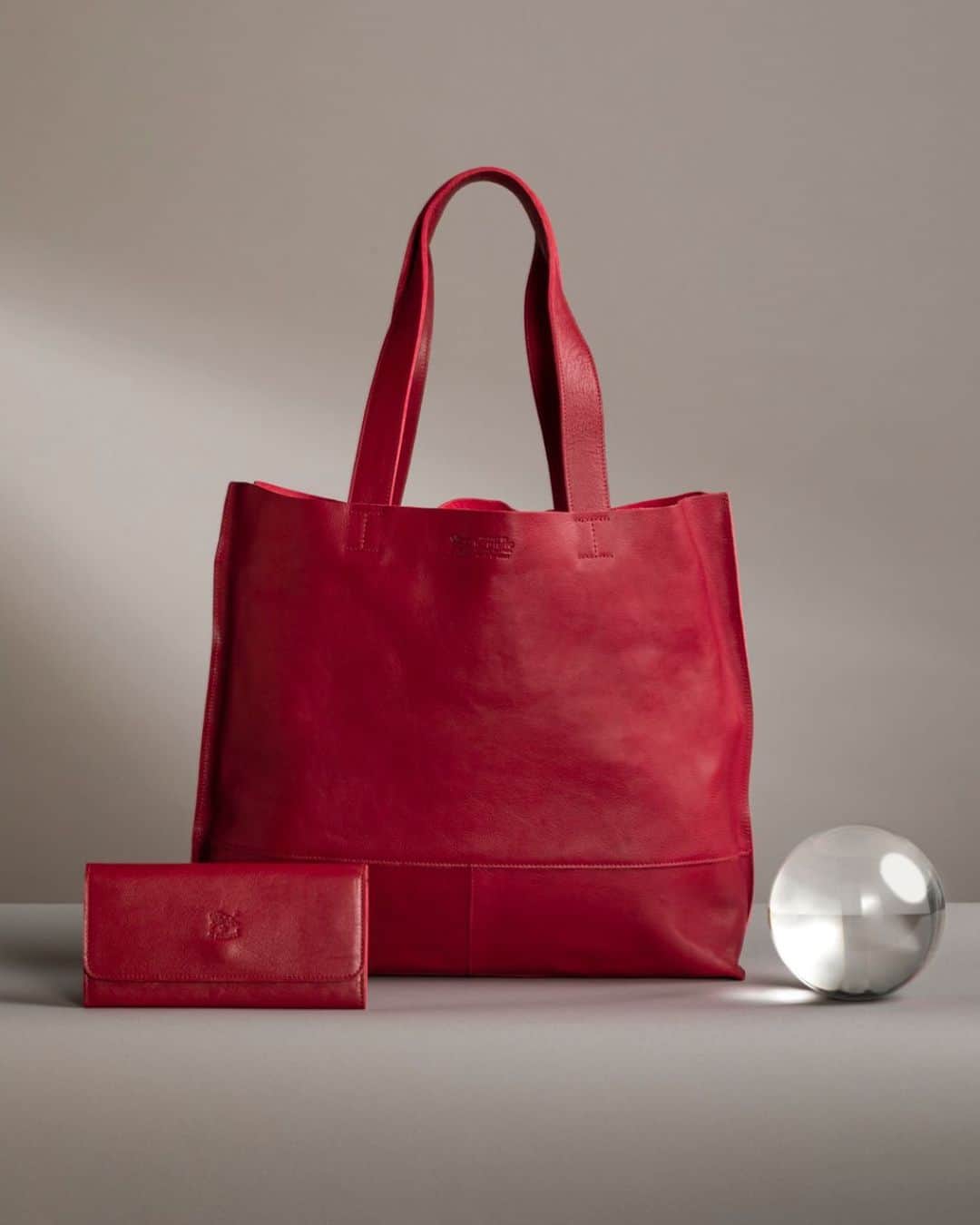 イルビゾンテのインスタグラム：「Red passion! There is nothing better than the intense beauty of color to light up your days.  Discover our essential products in vegetable tanned and coloured cowhide leather.♥️  #ilbisonte #sustainability #madeinitaly #leatherbag #craftmanship」