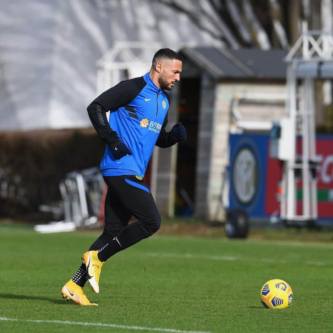 ダニーロ・ダンブロージオさんのインスタグラム写真 - (ダニーロ・ダンブロージオInstagram)「Voglia di tornare in campo 💪🖤💙 @Inter  #training #inter #forzainter #amala」1月26日 0時05分 - danilodambrosioreal