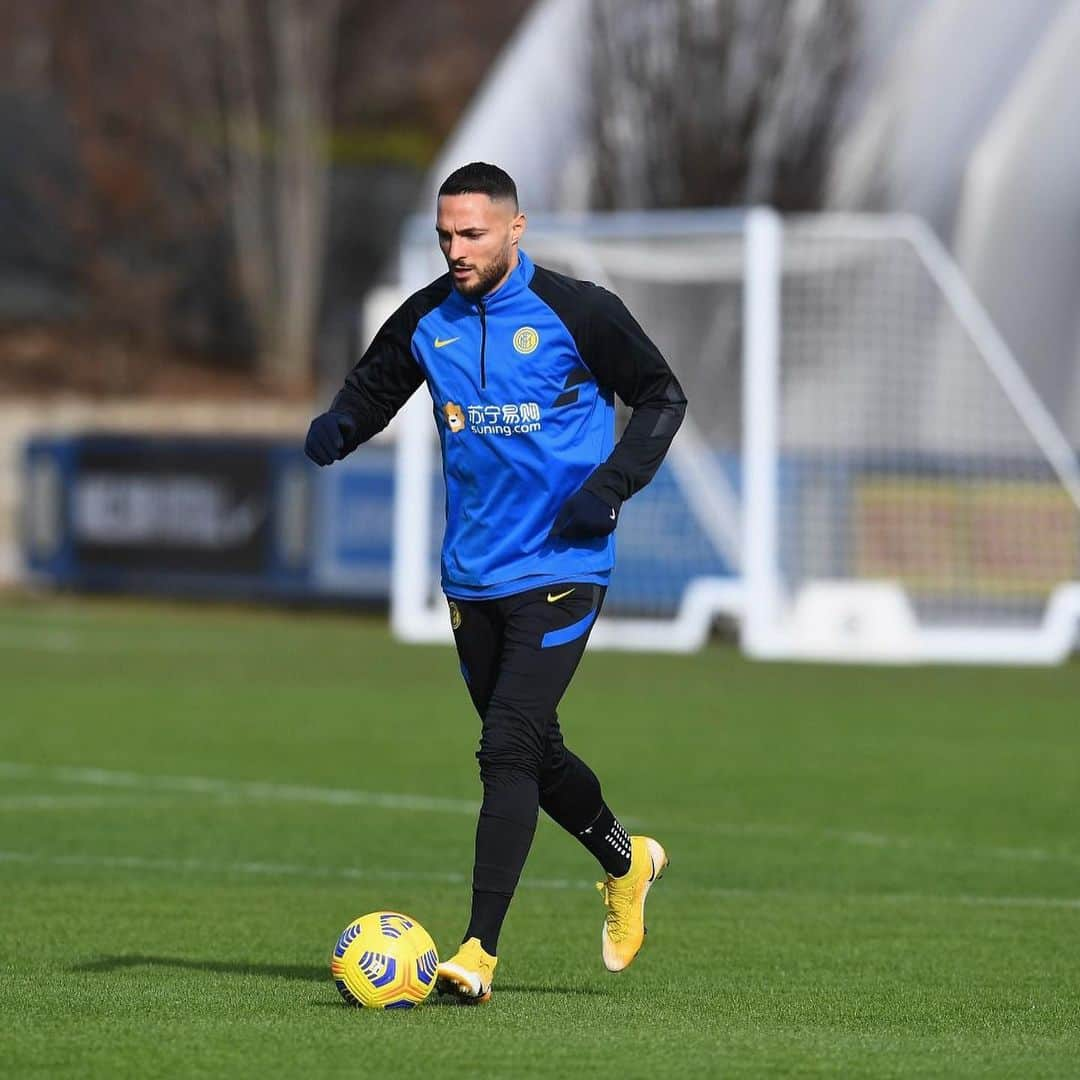 ダニーロ・ダンブロージオさんのインスタグラム写真 - (ダニーロ・ダンブロージオInstagram)「Voglia di tornare in campo 💪🖤💙 @Inter  #training #inter #forzainter #amala」1月26日 0時05分 - danilodambrosioreal