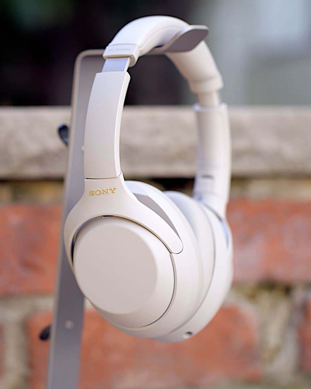 のインスタグラム：「Elevate your listening experience. (WH-1000XM4 industry-leading noise-canceling headphones.) via @uravgconsumer」