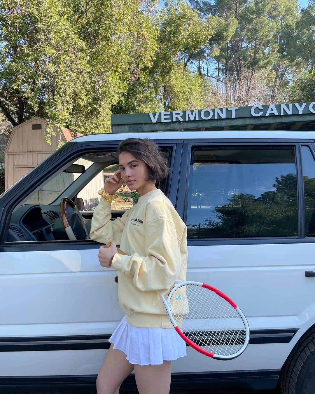 emilyのインスタグラム：「SS21 campaign video with my favorite car and favorite girl 💕🌞 @lalaolsson @sportyandrich coming soon. Last slide for a LOL」