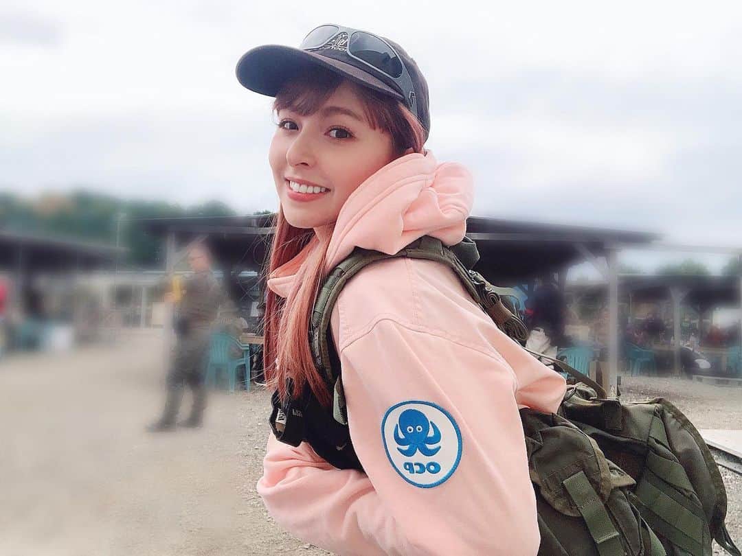 アイシスさんのインスタグラム写真 - (アイシスInstagram)「先日ついに先行予約ページができました、 滝澤いしす✖️ヒューストン オリジナルパーカー みなさんサイトの方はみてくれましたでしょうか🥺！！  今回作ったパーカーは サバゲーのときにこうだったらいいな、をかたちにすべく 一からデザインをして、 かたちも素材こだわって作った力作です！  フードと袖は動きやすいジャージの生地になっていて、 身頃はちょっとかための生地にしてみました！ アウターとして着るにも型崩れしにくいスタイルになっています！  あとはやはりフード。 サバゲーのときわたしはとにかく肌を隠すタイプで。笑 仕事柄、弾が当たったときに跡にならないように隙間ない装備をしています。（だからゴルカだとぴったり） 今回のパーカーも、首のところの高さと全体的に深さもあるので、しっかり頭や顔が守れます！紐もつけてあるので、簡単にはずれないです！  今わたしが着用してるサンプルはピンクですが、 ODや黒もあるので装備に合わせやすくなっています☺️💪🏻  サイズも男女どちらも着られるように、SMLとあるので、 まだチェックしてないよ、という方はぜひサイトみてみてね！！ わたしのプロフィールからとべます💪🏻✨  #サバゲ #サバゲー #サバゲー女子  #airsoft #ミリタリー #military #airsofter #ゴルカ #Gorka #ロシア装備 #airsoftgirl #サバゲー女子の日常  #サバゲー好きと繋がりたい #サバゲーマーと繋がりたい #airsoftjapan #russiangear #滝澤いしすと趣味の世界 #オリジナル装備 #オリジナルパーカー #サバゲーファッション #パーカー #パーカーコーデ #滝澤いしす」1月26日 0時11分 - isis_osushi