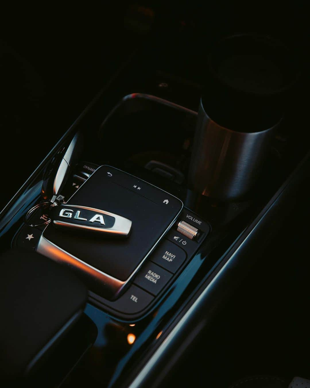 メルセデス・ベンツさんのインスタグラム写真 - (メルセデス・ベンツInstagram)「Be perfectly organized with the GLA keychain. Get your own by clicking on the shopping tag.   📸 @noahsambenjamin for #MBsocialcar #MercedesBenz #GLA #keychain」1月26日 0時13分 - mercedesbenz