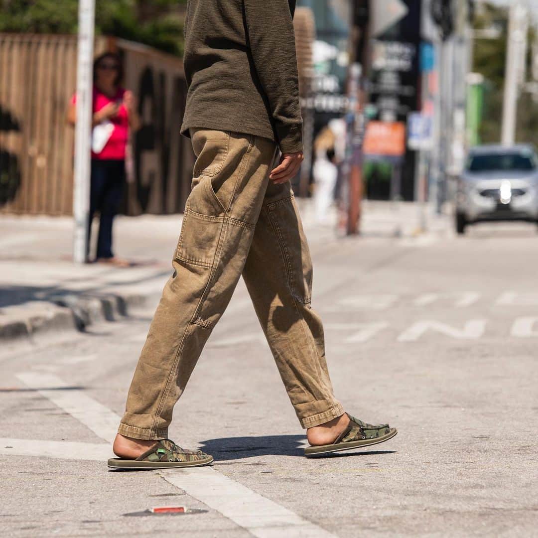 サヌークのインスタグラム：「You Got My Back Camo is as effortlessly cool as it is easy to slip on. And that’s our jam.」